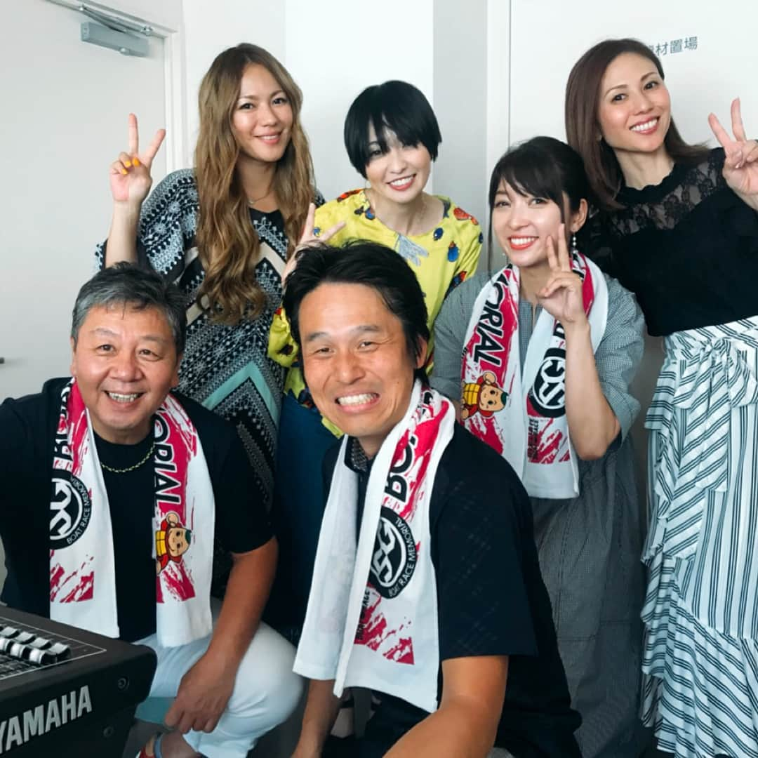 LINAさんのインスタグラム写真 - (LINAInstagram)「今日はボートレースメモリアルの 優勝戦が行われる 丸亀ボートレース場にて MAX・邦丸Ride on bortを 初の公開生放送でお送りしました。 暑いなか 丸亀まで足を運んでくださって ありがとうございます！ 沢山の方が会いに来てくれたお陰か 予想した５レースが 生放送中に的中しました♡♡♡ 皆さんの前で カッコいい姿を見せることが出来て ニコニコです。笑 #MAX#NANA#MINA#LINA #野村邦丸#松島茂#奥田麻衣 #bortrace#radio #丸亀#udon」8月26日 18時20分 - xxlina_now