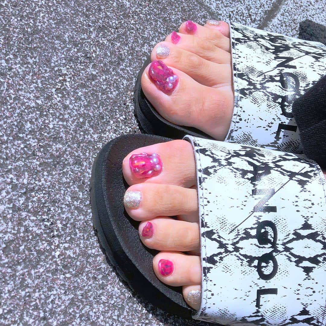 木浪しほのインスタグラム：「💅🐚💎🐚💅 、 いいおさんにやってあげたフットネイル💅💕 マーメイドネイル♡やっぱ可愛い💕 今使ってるクリアジェル、少し緩めだから、ぷっくり盛るの難しい💔 色のせいかわかりづらいね😂💦 ベースはクリアピンクとクリアブルーをマーブルっぽくしたんだけど、ただの濃いピンクに😂 オーロラフィルムを埋め込んだから、角度によってキラキラしてとてもよい 😎 人にやってあげる時、オフと下処理にすごく手間取ってしまう🌀 自分のだったら取れたらやるって感じだから楽なんだけどなー😂 、 #きなネイル#セルフネイル#セルフネイラー#ジェルネイル#フットネイル#夏ネイル#2018夏ネイル #マーメイドネイル#夏ネイル#オーロラフィルム#マーブルネイル#selfnail #gelnail #footnail #summernails」