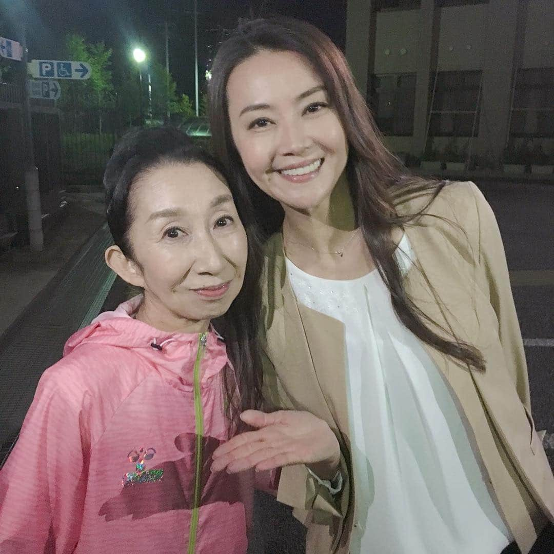 観月ありささんのインスタグラム写真 - (観月ありさInstagram)「本日 捜査会議はリビングで！ の日でーす！ 本日の7話は花田さんご夫妻の回です！ なんだかホッコリとするお話！ 是非ご覧下さい😊✋️ 写真は この写真を撮った日にお誕生日を迎えた#鷲尾真知子 さんと！ さて！ 本日から座ALISA始まるよー！！！ #観月ありさ#nhk #bs#bsプレミアム #捜査会議はリビングで #第7話 #謎解きホームコメディー#毎週#日曜 #夜#10時」8月26日 10時20分 - alisa_mizuki