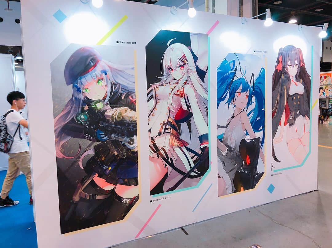 pixivさんのインスタグラム写真 - (pixivInstagram)「8/25.8/26開催！中国最大級の同人誌即売会「上海COMICUP-魔都同人祭 CP2018SP」にpixiv×ドールズフロントラインのコラボブースが出展！pixivに投稿された約80枚のファンアート展示や、saitom氏、米山舞氏、NOCO氏によるライブペイントを実施しています！ ライブドローイングはbilibiliでの生配信も行なってます！https://live.bilibili.com/h5/12?from=search&seid=6884172619841205296  #COMICUP #ドールズフロントライン」8月26日 11時34分 - pixiv