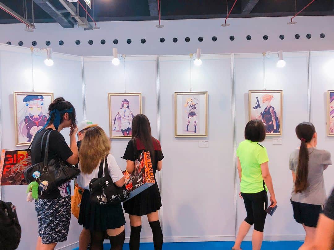 pixivさんのインスタグラム写真 - (pixivInstagram)「8/25.8/26開催！中国最大級の同人誌即売会「上海COMICUP-魔都同人祭 CP2018SP」にpixiv×ドールズフロントラインのコラボブースが出展！pixivに投稿された約80枚のファンアート展示や、saitom氏、米山舞氏、NOCO氏によるライブペイントを実施しています！ ライブドローイングはbilibiliでの生配信も行なってます！https://live.bilibili.com/h5/12?from=search&seid=6884172619841205296  #COMICUP #ドールズフロントライン」8月26日 11時34分 - pixiv