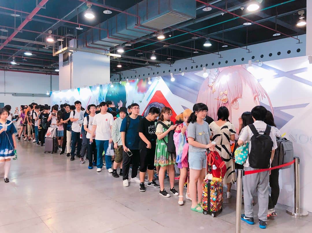 pixivさんのインスタグラム写真 - (pixivInstagram)「8/25.8/26開催！中国最大級の同人誌即売会「上海COMICUP-魔都同人祭 CP2018SP」にpixiv×ドールズフロントラインのコラボブースが出展！pixivに投稿された約80枚のファンアート展示や、saitom氏、米山舞氏、NOCO氏によるライブペイントを実施しています！ ライブドローイングはbilibiliでの生配信も行なってます！https://live.bilibili.com/h5/12?from=search&seid=6884172619841205296  #COMICUP #ドールズフロントライン」8月26日 11時34分 - pixiv