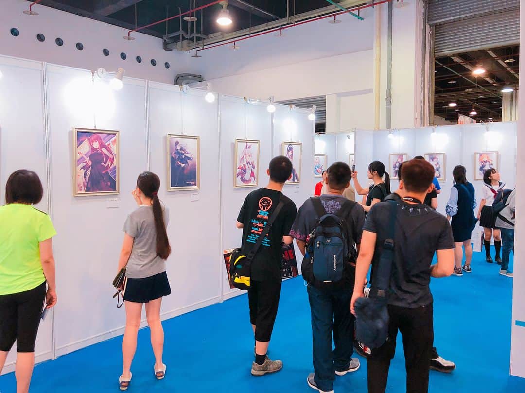 pixivさんのインスタグラム写真 - (pixivInstagram)「8/25.8/26開催！中国最大級の同人誌即売会「上海COMICUP-魔都同人祭 CP2018SP」にpixiv×ドールズフロントラインのコラボブースが出展！pixivに投稿された約80枚のファンアート展示や、saitom氏、米山舞氏、NOCO氏によるライブペイントを実施しています！ ライブドローイングはbilibiliでの生配信も行なってます！https://live.bilibili.com/h5/12?from=search&seid=6884172619841205296  #COMICUP #ドールズフロントライン」8月26日 11時34分 - pixiv