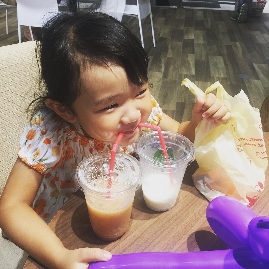 川辺泰三のインスタグラム：「今日はオフ！ 息子らはミニバスなんで娘とデート♪ 良く遊んでからの、最後は600円の桃ジュースと400円のバナナミルクの贅沢飲み♪ てか、高っ！！」