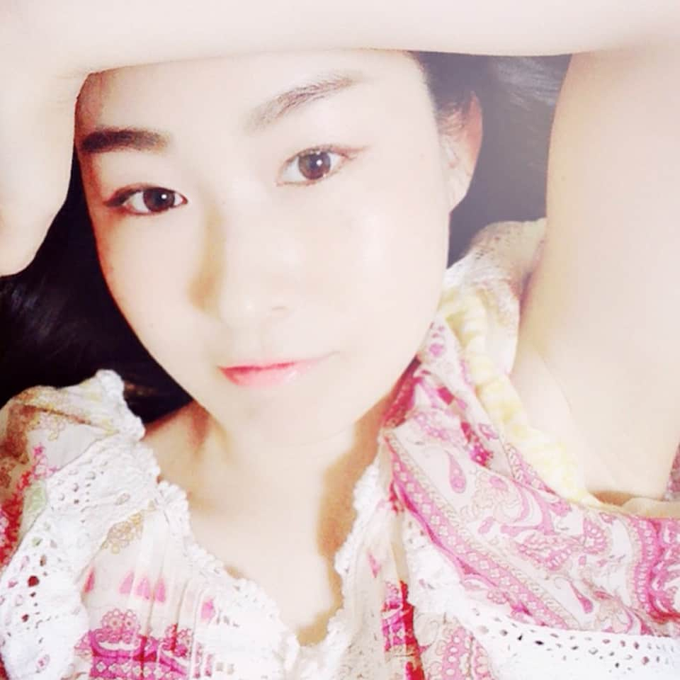 中野菜保子さんのインスタグラム写真 - (中野菜保子Instagram)「. 「福岡で唄います♪♪♪」 . ストーリーズやアメブロで 先にご存知の方もいらっしゃると思いますが、 ななななんと❗️❗️ . 9月2日(日)13:30〜 志免町 シーメイト にて 唄わせて頂きます☆ . ↓and more↓ http://ameblo.jp/futonsoshi/ . 写真は🍎🍎🍎🍎枚. ラストはオマケ🍒 . TAKAさん(@takanobu.irie )に 福岡へお招き頂き、実現に致しました🌈🌈🌈 . 唄わせて頂けるのがまず嬉しいです。 でも何より、 必ず約束を守ってくださる人がいて、出逢えたことに感動・感謝しております🍀 . いい唄を歌ってきます！ みんなに届きますように🍓✨ ＊ ＊ ＊ @syanhaijitensya  #中野菜保子 #女優 #俳優 #moviestar #films  #model #脚本家 #演出家 #singergirl #rocknroll  #bz #ビーズ #福岡 #志免町 #シーメイトにて  #唄います #届きますように #takaさん #愉快な仲間たち  #ロック女子 #アコギ #ヴォーカル担当  #はじめての #九州 #歌が好き  #歌が繋いでくれた  #恩返しできるように  #君は今もきっと笑っている #幸福者です #多謝多謝」8月26日 12時52分 - naokonakano8319