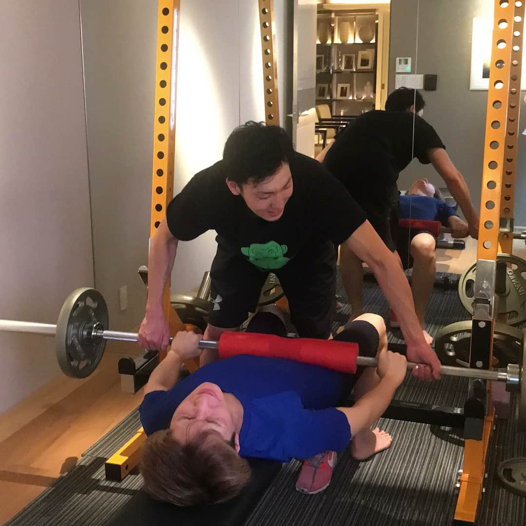 井深克彦さんのインスタグラム写真 - (井深克彦Instagram)「.﻿ 🏃‍♂️💨﻿ ﻿ CAKRA GYMでトレーニング﻿ ﻿ 《MENU》﻿ ☑︎ヒップアップ﻿ ☑︎胸筋﻿ ☑︎腹筋﻿ ﻿ 終わった後は﻿ プロテイン 摂取🤞★﻿ ﻿ 筋肉量は増えてきた気がする✨﻿ トレーニングを重ねるごとに﻿ 負荷を増やしてやらせてもらってます☺️﻿ ﻿ 今までは、もう無理が﻿ 口癖だったけど﻿ 最近ではトレーナーの一戸さんに、﻿ もっと重くてもいける！って﻿ 自分への甘さも捨ててる🤔﻿ ﻿ 偉いぜ自分👦🏼ドヤァ #と言いながら #写真に写る顔が辛そう #cakragym #チャクラジム #六本木 #workout #fitness  #protein #gym #training @cakragym」8月26日 15時34分 - ibuka_katsuhiko