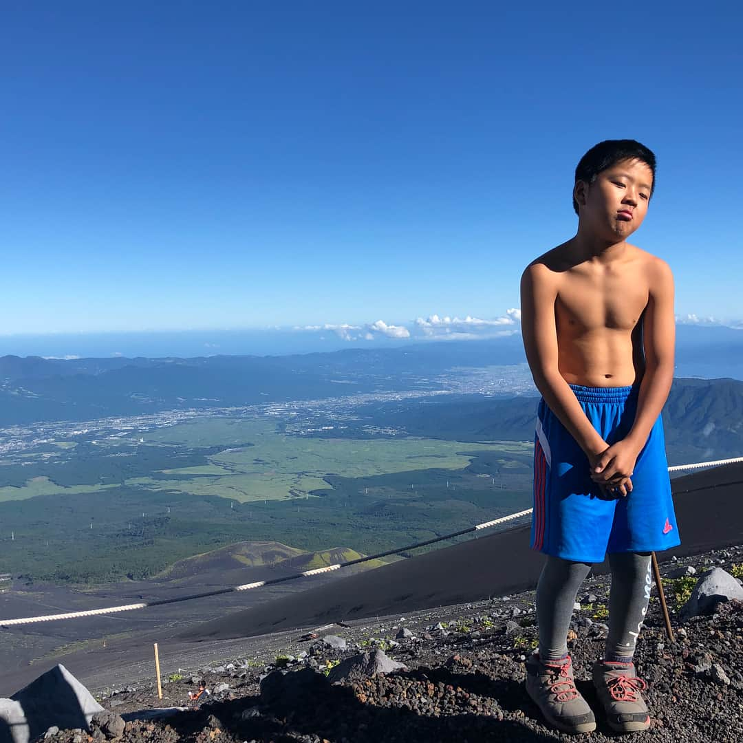 那須川天心さんのインスタグラム写真 - (那須川天心Instagram)「今年も富士山登ってきました🗻 やっぱり1番きつい御殿場コース！ パワー貰える感じがしたなぁ 最高で最強のパワースポットです！ 皆さんまじで行ってみた方が良いですよ！！ 良いことあります様に、、、！ あ、毎日良いことだらけか笑 #富士山 #日本一 #世界文化遺産 #パワースポット #フリーメイソン」8月26日 16時13分 - tenshin.nasukawa