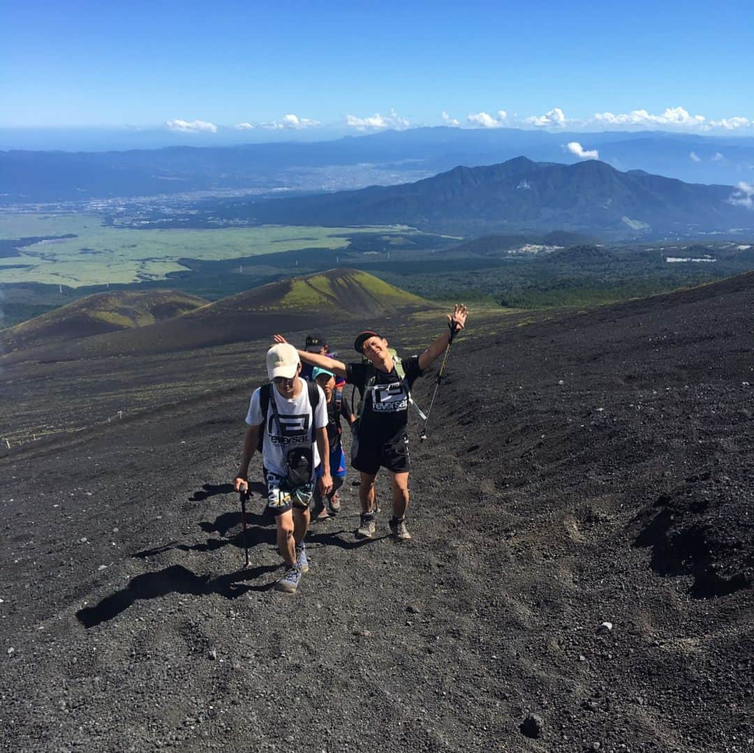 那須川天心さんのインスタグラム写真 - (那須川天心Instagram)「今年も富士山登ってきました🗻 やっぱり1番きつい御殿場コース！ パワー貰える感じがしたなぁ 最高で最強のパワースポットです！ 皆さんまじで行ってみた方が良いですよ！！ 良いことあります様に、、、！ あ、毎日良いことだらけか笑 #富士山 #日本一 #世界文化遺産 #パワースポット #フリーメイソン」8月26日 16時13分 - tenshin.nasukawa