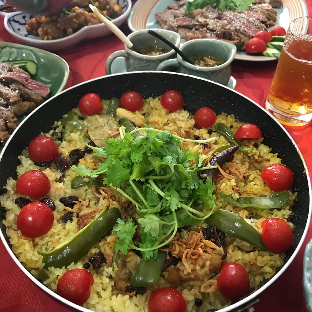 山本モナさんのインスタグラム写真 - (山本モナInstagram)「先日のジュンちゃんのタイ料理レッスン。今回もほんっとーーに美味しかった😭特にトウモロコシとひき肉の揚げたものは、子供達もパクパク。そして簡単。ジュンちゃんレシピ相変わらずすごい！  #タイ料理レッスン #イトウジュン #タイ北部のステーキもひっくり返るほど美味しかた」8月26日 16時26分 - monayamamoto