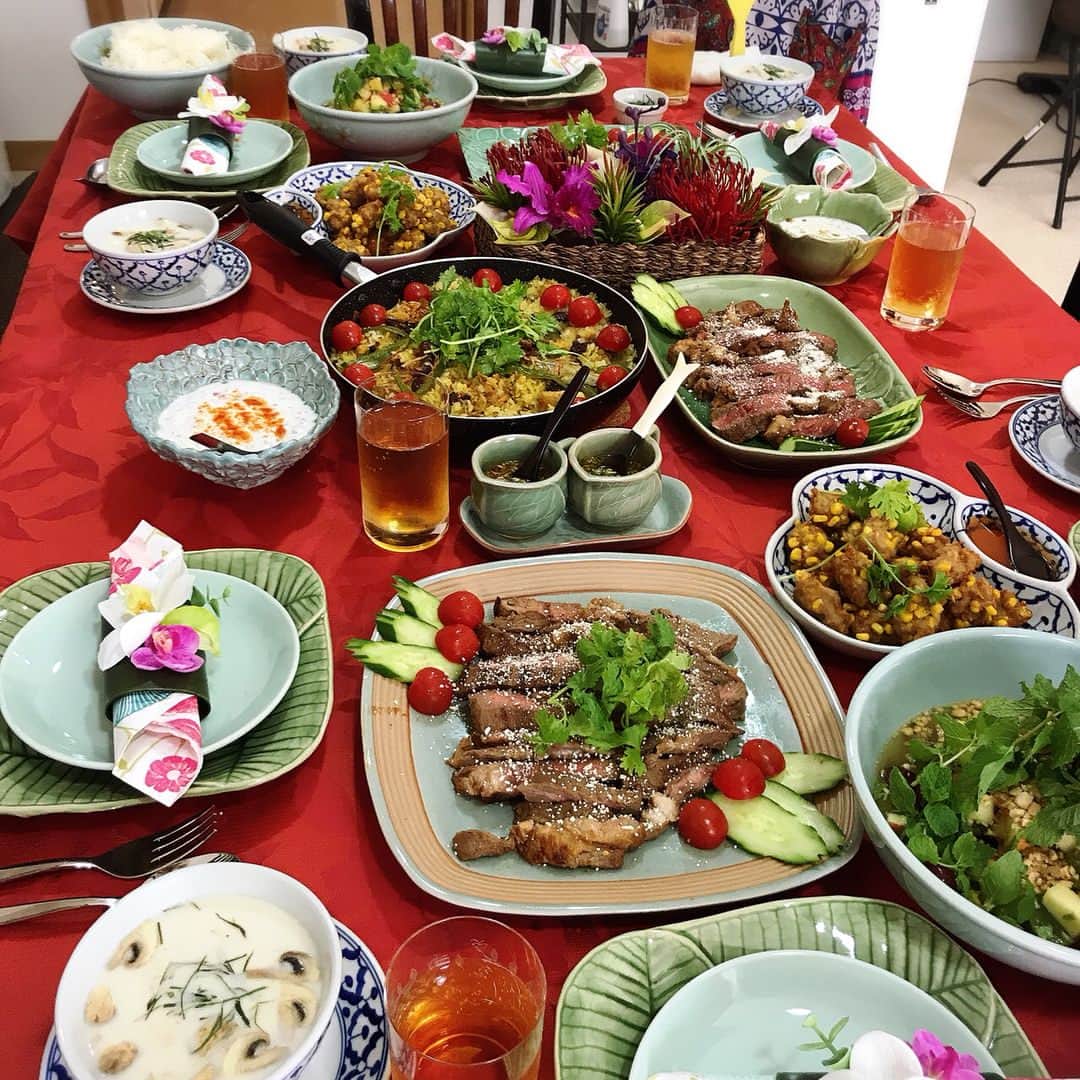 山本モナさんのインスタグラム写真 - (山本モナInstagram)「先日のジュンちゃんのタイ料理レッスン。今回もほんっとーーに美味しかった😭特にトウモロコシとひき肉の揚げたものは、子供達もパクパク。そして簡単。ジュンちゃんレシピ相変わらずすごい！  #タイ料理レッスン #イトウジュン #タイ北部のステーキもひっくり返るほど美味しかた」8月26日 16時26分 - monayamamoto