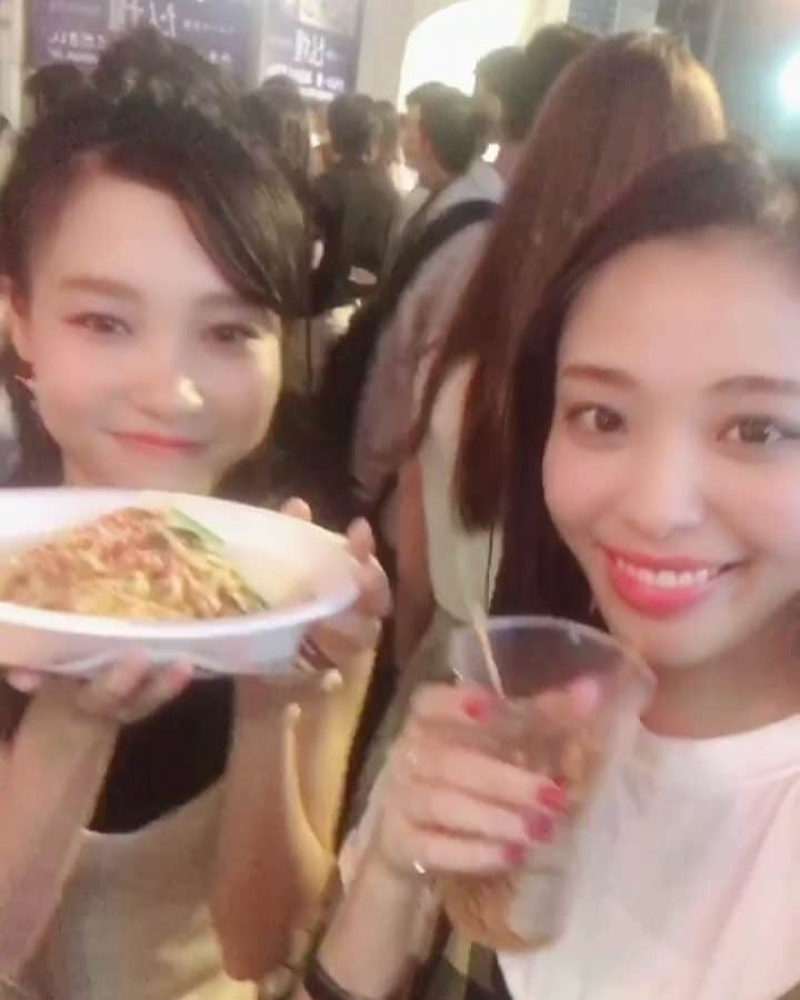 高橋有紀のインスタグラム：「昨日の #高橋さんぽ 麻布十番祭り 好きな食べ物が一緒でタイ料理⇨ カキ氷⇨あゆ⇨カキ氷 楽しかった〜〜〜 唯一の心残りはあんず飴。いつか亜美ちゃんとあんず飴の屋台がだせますように！ #高橋有紀 と #高橋亜美 の夏遊び。」