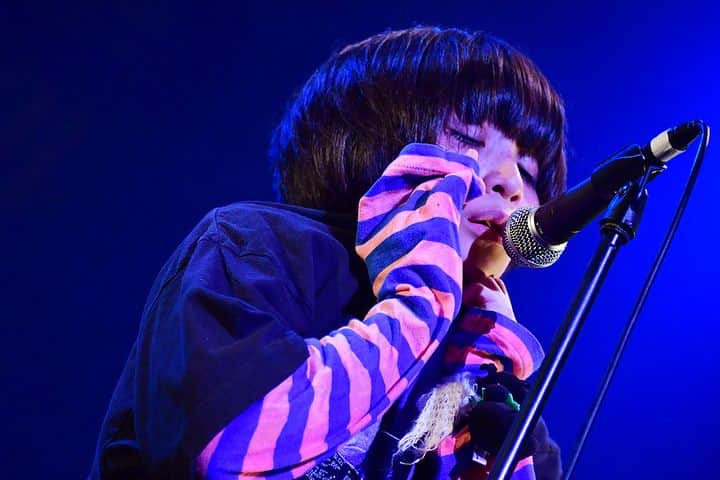 未確認フェスティバルのインスタグラム：「7組目は…東京都 男女5ピースバンド ステレオガール📻﻿ ﻿ 自己紹介もそこそこに、1曲目はエントリー曲「GIMME A RADIO」。﻿ ﻿ シンプルで力強いドラム、歪みまくったベース、2本の轟音ギター。﻿ 楽器隊4人によって繰り出されるオルタナティブ直系サウンドに、ボーカルの力の抜けたうつくしいメロディーが乗って、﻿ 唯一無二のステレオガールサウンドが繰り広げられる。﻿ ﻿ ﻿ 2曲目は「ひとごろし」。﻿ 物騒なタイトルとは裏腹に、ミドルテンポで歌を聴かす。﻿ ﻿ ﻿ 「最後の曲。若いあなたと私の美しいうた。」﻿ そう言ってはじまった曲「ぼくらはわかくてうつくしい」。﻿ ﻿ ステレオガール流の大人への中指の立て方。ティーンエイジャーたちよ、大人は無視してステレオガールについていけ。﻿ ﻿ ﻿ M1 GIMME A RADIO﻿ M2 ひとごろし﻿ M3 ぼくらはわかくてうつくしい﻿ ﻿ ﻿ #ステレオガール #ぼくらはわかくてうつくしい #校長からカツアゲ﻿ #未確認フェスティバル #未確認フェスティバル2018 #夏フェス #音楽 #10代アーティスト#tokyo #スタジオコースト #新木場 #8月26日#ファイナリスト #tokyofm﻿」