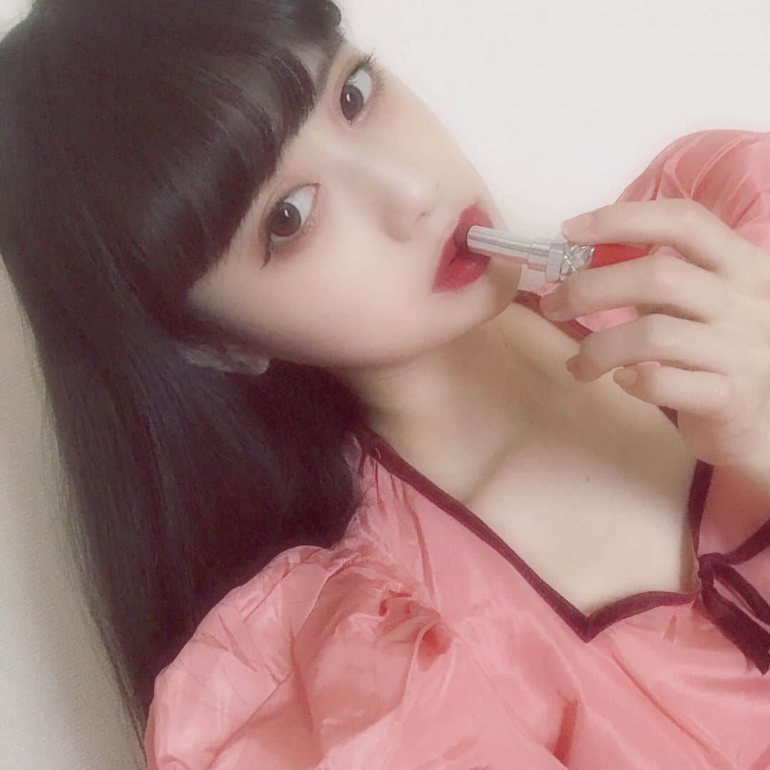 酒元麻衣（まいへー）のインスタグラム：「9/7に発売するDiorの新作赤リップを使ってメイクしてみました💋 一枚目の写真はvintageのドレスのリボンのカラーに合わせて暗めの赤851番を使用しました❤︎実際に使ってみていいなと思った所は滑らかな塗り心地で筆を使わなくても綺麗に塗れるということと、保湿力もあるのにマットな仕上がりになる所です❤︎三枚目に新作赤リップ三色の比較のコラージュを作ったので見てね💋 #Dior#ルージュディオールウルトラルージュ#ディオールリップ#ディオールコスメ#PR」