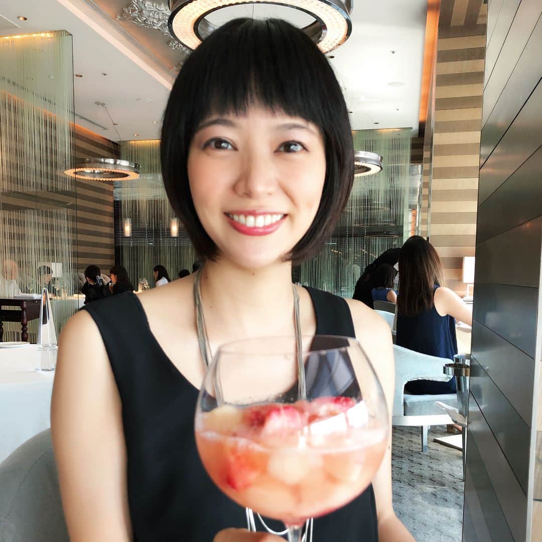 村井美樹さんのインスタグラム写真 - (村井美樹Instagram)「マンダリンオリエンタル東京へ、産前ラストのぜいたくランチに行ってきました☺️✨ . どのお料理も宝石みたいに麗しくて、眺めるだけでもうっとり😍 . そして、お味もとっても美味しくて食べてシアワセ…💕 . もうこんな風にゆっくり優雅にご飯を食べることもしばらくできないので、一口ずつ大事に噛み締めながら味わいました。 . #マンダリンオリエンタル東京 #シグネチャー #SIGNATURE #フレンチ #こけしヘアー #顔まんまる」8月26日 20時13分 - miki_murai_