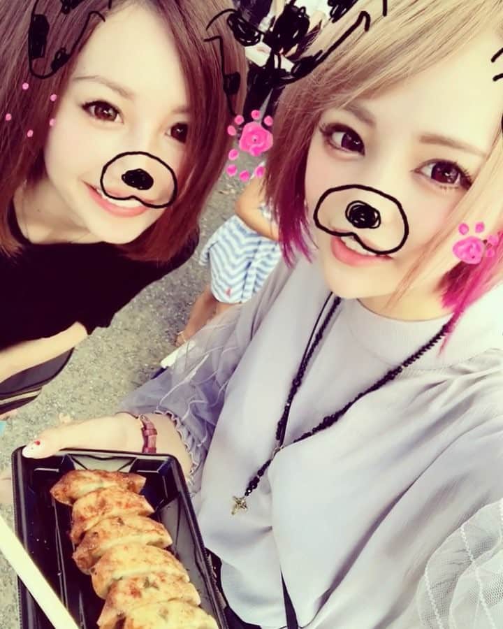 のインスタグラム：「昨日はえりな氏と餃子フェス💋 二人とも秋服で暑すぎて瀕死www 餃子は正義☺️💛 ． #代々木公園 #餃子フェス #よさこい祭り」