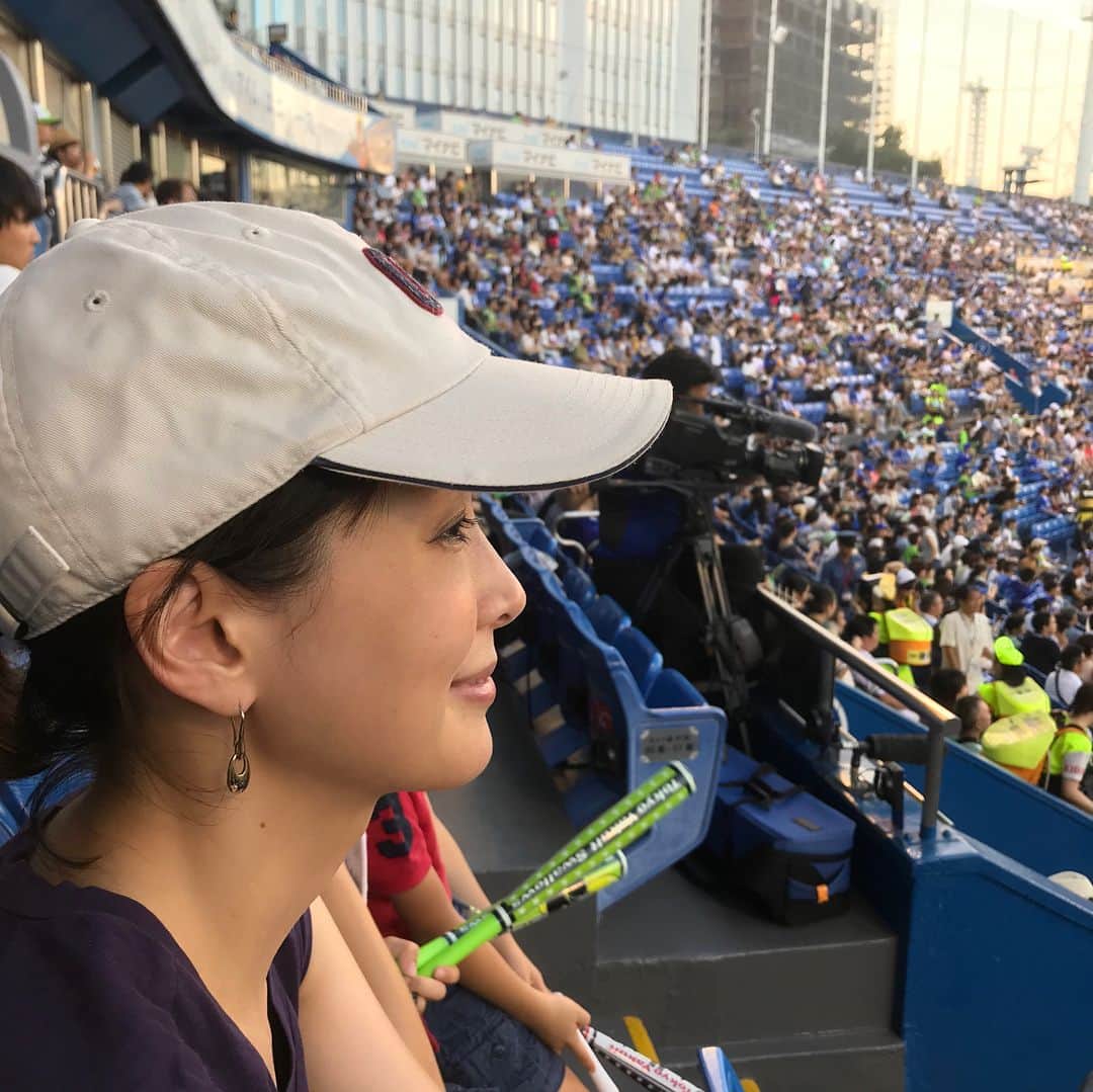 のインスタグラム：「ご無沙汰、神宮球場。甲子園を見て野球に興味をもったボーイズと。夕焼けを見ながらの野球はやっぱりいいなあ。  #神宮球場 #10年ぶりくらい #野球観戦 #夕焼け #ヤクルト勝つかな #記者席が懐かしい #内田恭子 #kyokouchida #ballgame #baseball」