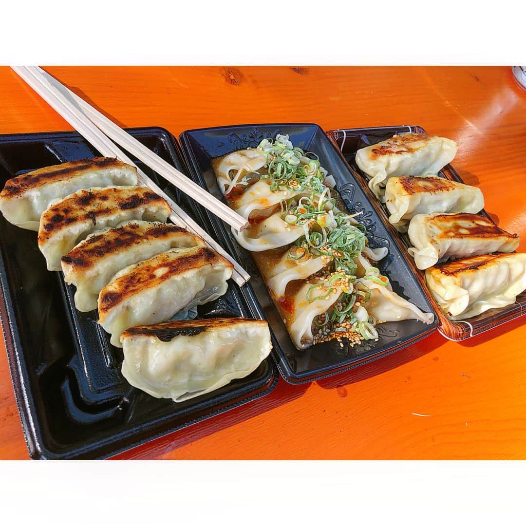 のインスタグラム：「今日は代々木公園でやってた #餃子フェス に行ってきた！暑すぎる！ 缶ビールはソッコーぬるくなる！ 餃子うまい！ 汗だくだくですぐ酒抜ける！ 健康酒生活！ よさこいもやっててカッコよかったよ〜💃 . お馴染みのとりあやぽん👯‍♀️」