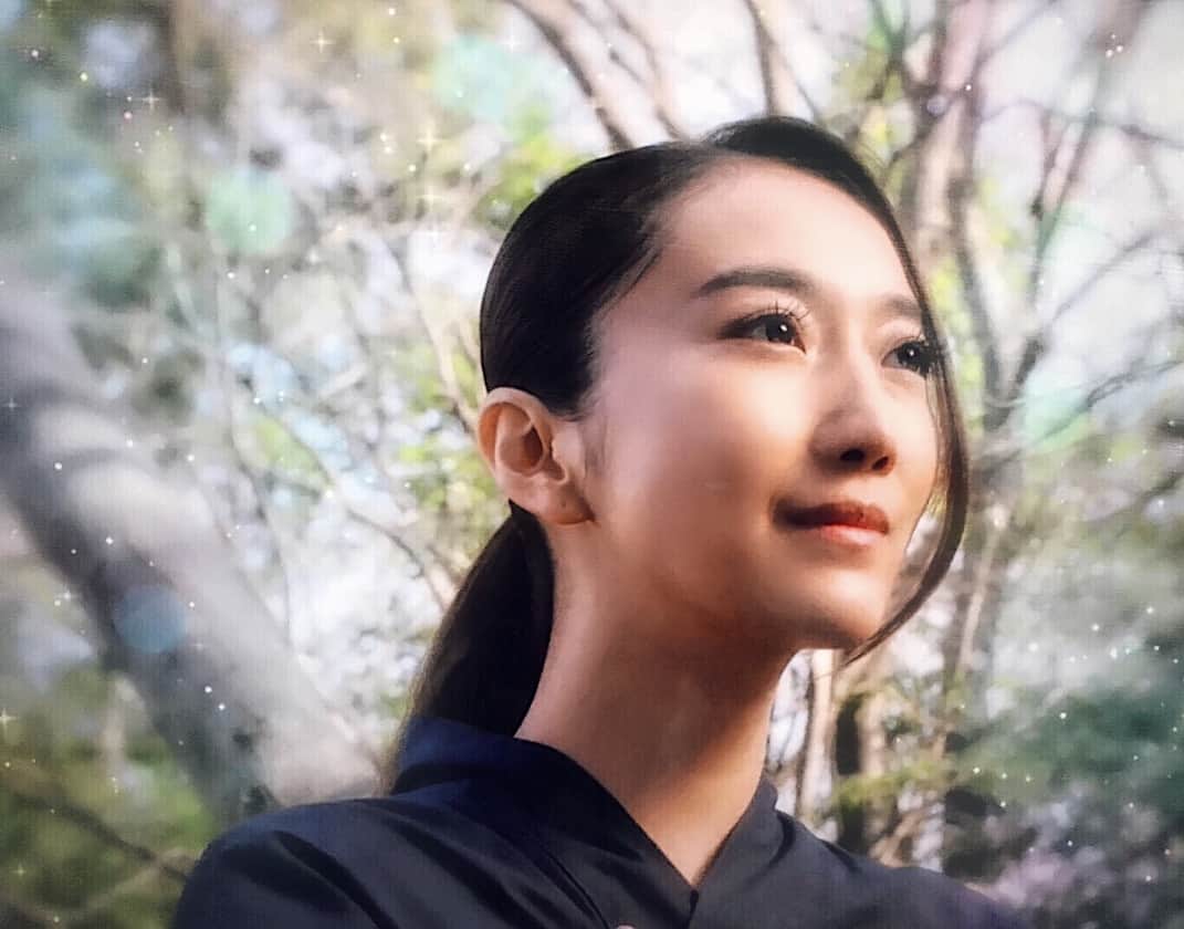 花井瑠美さんのインスタグラム写真 - (花井瑠美Instagram)「今日オンエアだったんだ笑 友達の子供観てるみたいでルミーって喜んでくれるの嬉しいね♡ 悪役だけど😈💕 久々の現場が子供たちとだったから素直に向き合えた。 ・ 子供じゃなきゃ感じられない楽しさとか、 子供じゃなきゃ感じられない怖さとか、 大人になればなるほど素直になる事の方が難しい。 特に日本は島国で文化や教育によって良くも悪くも人の目を気にしたり、右倣えの風習がどこかで安心感があったりするのかもしれない。 でも日本とかアメリカとかヨーロッパとか関係なく、産まれた瞬間はみんなそれぞれの何かを持って産まれてきてる。 だから周りと意見が違っても、周りに馬鹿にされたりしたとしても、勇気を持って自分の想いを発信する事は一人一人が自分の為に人生を真剣に生きる事だし、これからの時代には必要な事だと思う。 ・ 私はできるならずっといつまでも子供みたいに素直にいたい。素直でいれる努力をしていきたいと思う。 ・ #魔法戦士マジマジョピュアーズ#美少女戦士#特撮#アクション#テレ東#子供向け#ドラマ#子供は最強#lifeisbeautiful#movie#drama#actor #カウンセリング#メンタルトレーナー#悩み#相談」8月26日 21時31分 - floworld_r369