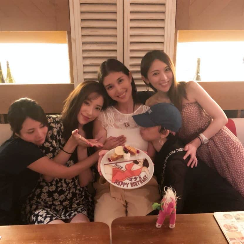 留奥麻依子さんのインスタグラム写真 - (留奥麻依子Instagram)「HBD!🎉 . 高校時代からの安定のメンバーでマナのお誕生日をお祝い🎂 いつになっても変わらないみんなのこの感じが本当に好き🌼 この後マナがケーキのプレートを完全再現してくれました🤤 たまらん🤦🏻‍♀️❤️ #美女達に癒される #いつもマイナスイオン感じる人達 #そっとセクハラしてる人2名 #私はセクシー美女の肩に寄りかかるスタイル」8月26日 21時19分 - _emu0205_