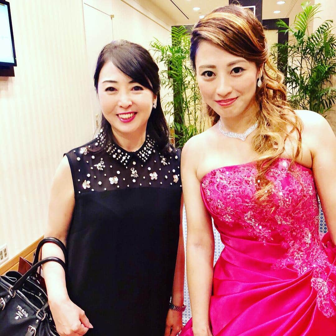 牛窪万里子さんのインスタグラム写真 - (牛窪万里子Instagram)「今日はソプラノ歌手の小野友葵子さんの10周年記念パーティーへ。透き通るような美しい歌声と姿に魅了された時間となりました。 #オペラ歌手 #ソプラノ歌手 #小野友葵子 @yukikoonosoprano」8月26日 21時27分 - mariko_ushikubo