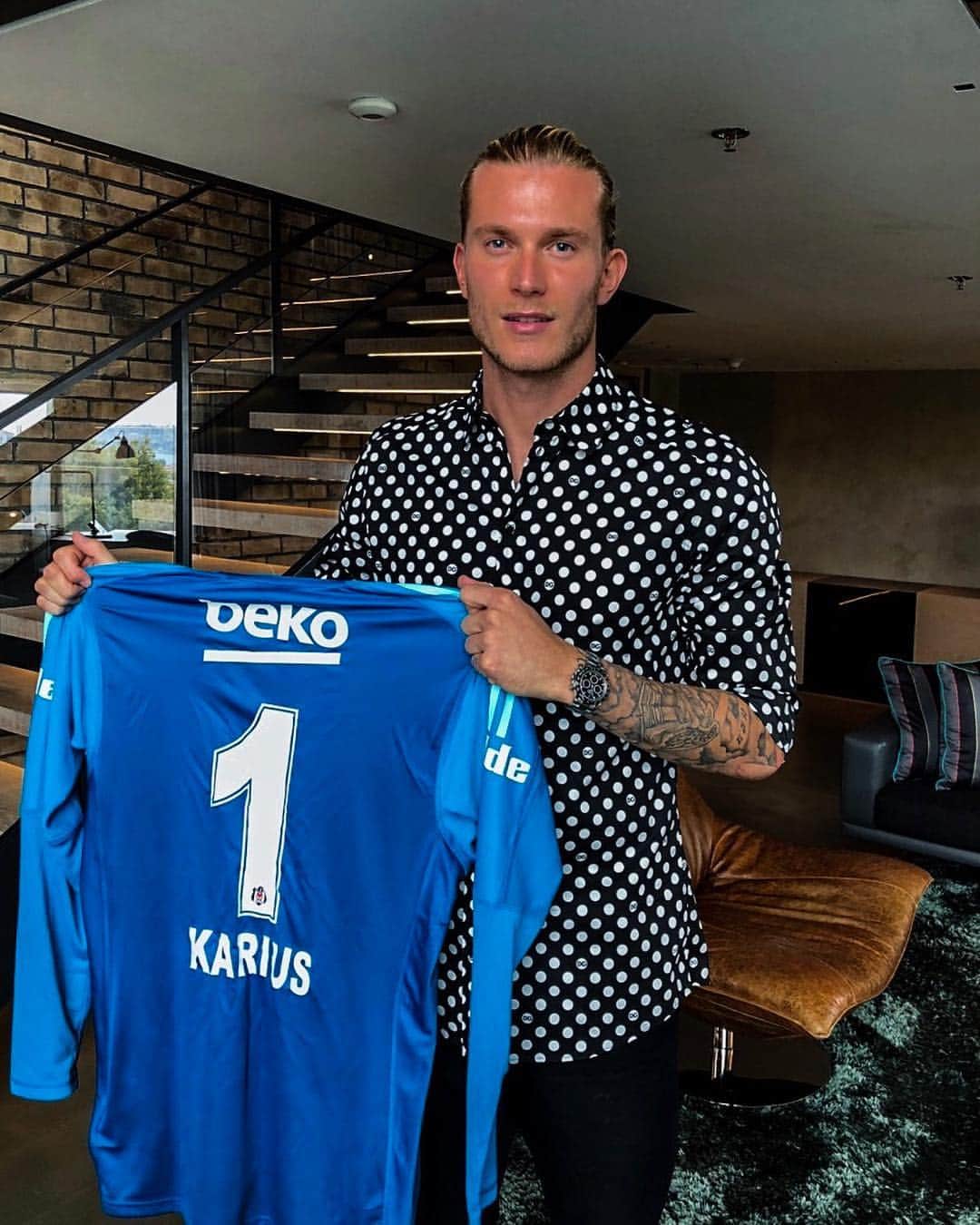 ロリス・カリウスのインスタグラム：「I'm proud to be part of the famous @besiktas family now. Your welcome at the airport yesterday was simply overwhelming! I will give it my all to win as many titles as possible with Beşiktaş.  A big Thank You goes out to all of the Liverpool fans for the support until now – you indeed never let me walk alone.  Her zaman Her yerde En büyük Kartal 🦅🦅🦅 ... Ich bin stolz nun ein Teil der berühmten @besiktas Istanbul Familie zu sein. Euer Empfang für mich gestern am Flughafen war absolut überwältigend. Ich werde alles geben um so viele Titel wie möglich mit Beşiktaş Istanbul zu gewinnen.  Ich möchte mich bei allen Liverpool Fans für die Unterstützung bisher bedanken.  Her zaman Her yerde En büyük Kartal 🦅🦅🦅 ... Şimdi meşhur @besiktas İstanbul ailesinin bir parçası olmaktan gurur duyuyorum. Beni dün havaalanında ağırlamanız tamamen olağanüstüydü. Beşiktaş İstanbul ile mümkün olduğu kadar çok kupa kazanmak için, elimden geleni yapacağım.  Tüm Liverpool taraftarlarına şimdiye kadar verdikleri desteklerinden dolayı teşekkür etmek istiyorum.  Her zaman Her yerde En büyük Kartal 🦅🦅🦅 #LK1」