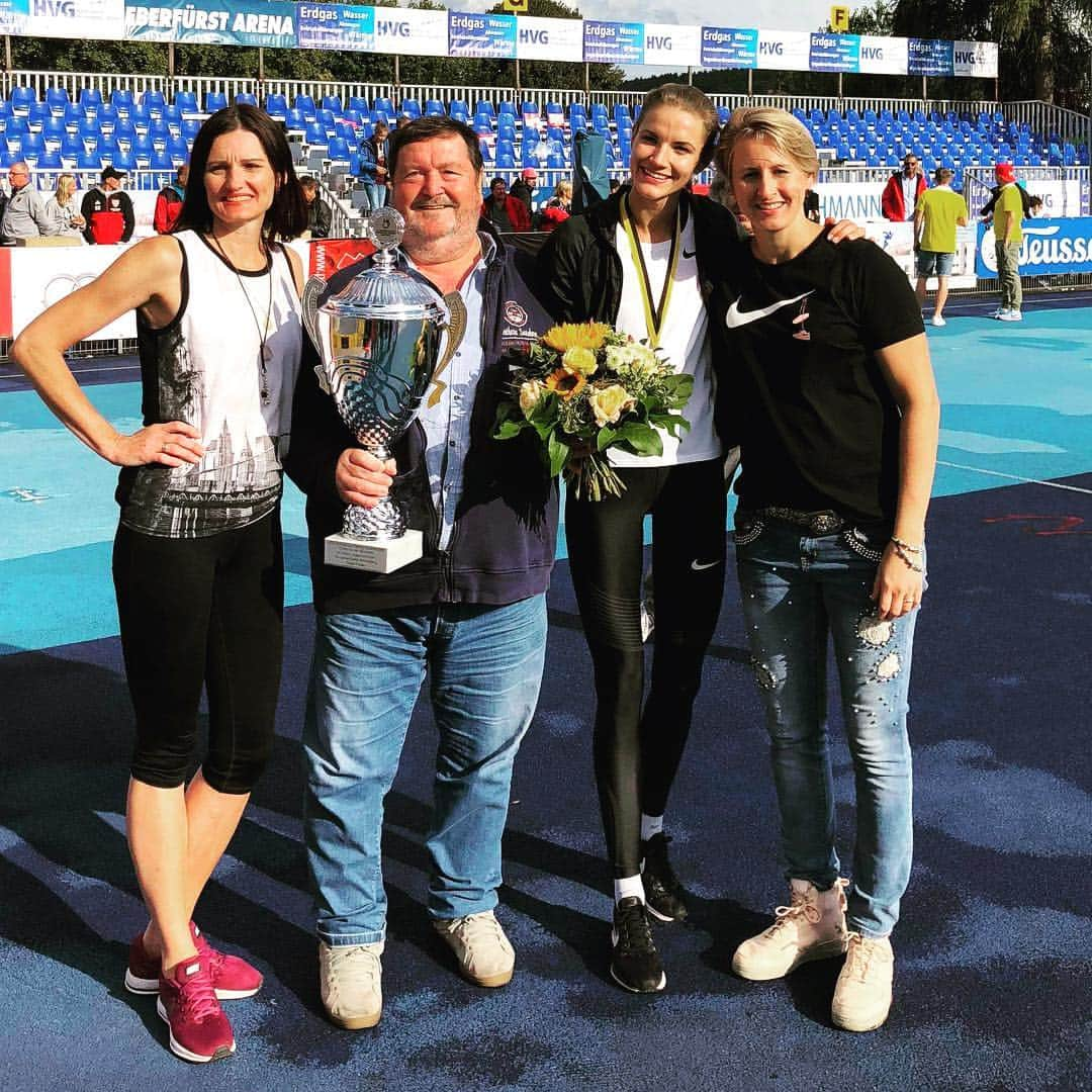 アリアネ・フリードリヒさんのインスタグラム写真 - (アリアネ・フリードリヒInstagram)「Werbung: The last highjump meeting in Eberstadt was full of emotions and we made great memories ... it was awesome and all the Jumpers were great! Thanks Eberstadt - for having us! It was a blast! #eberstadthochsprungmeeting #lastmeeting #hochsprung #highjump #trackandfield #eberstadt #airinepalsyte #alinaastafei #arianefriedrich #guentereisinger #nike」8月26日 23時27分 - ariane_friedrich206