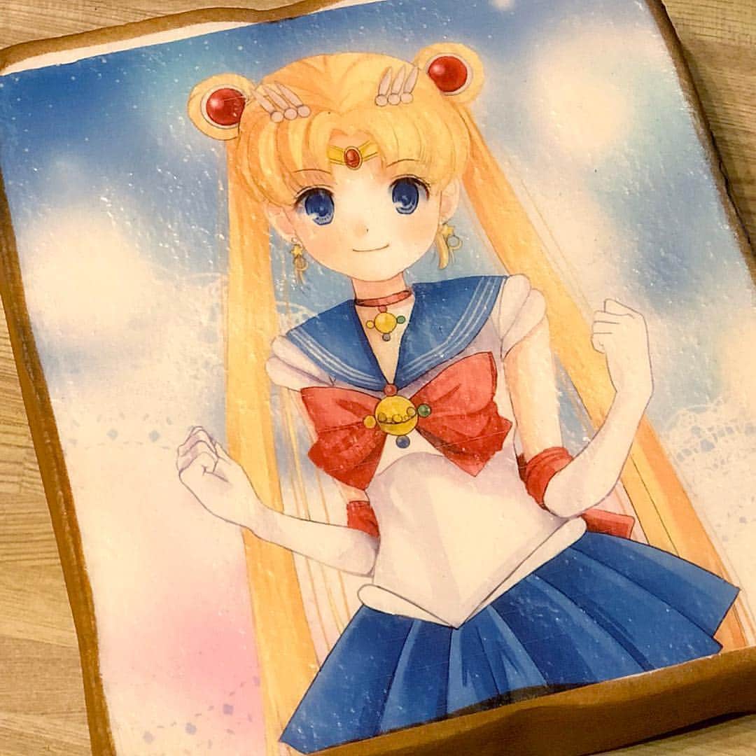 みのりんのインスタグラム：「Super huge sailor moon squishy hand drawn and made by me❤️ 巨大スクイーズに今度はセーラームーンを描いてデコってみたよ！！プレゼント企画もすると思うので、ぜひぜひ動画もチェックしてみてください❤️ #sailormoon #usagi #anime #animegirls #animegirl #manga #cute #kawaii #squishy #instadraw #drawing #artwork #artist #artsy #セーラームーン #アニメ #イラスト #スクイーズ #漫画 #描いてみた」