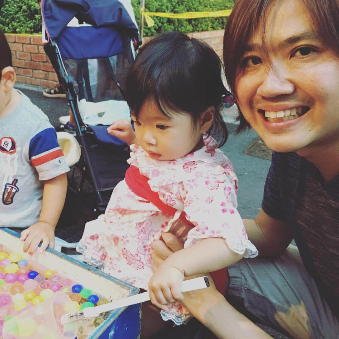 村上福之さんのインスタグラム写真 - (村上福之Instagram)「この俺様が子供と夜店にいくなんて。。。この子が成人する頃にはワシは生きているのだろうか。晩婚つらい。1日1日が貴重なんじゃないかと思ってきた。3歳くらいになったら、パパ嫌いになるやろしね。がんばろう。」8月27日 11時47分 - fukuyukim