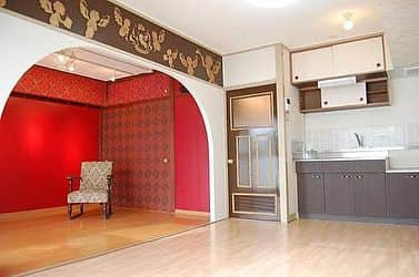 LIFULL HOME'S(ライフルホームズ)公式のインスタグラム：「おウチの中はルーブル美術館の赤いお部屋みたいだねっ！他にもヨーロッパ風の素敵なお部屋があるよっ！外の見た目からは想像がつかない #ギャップ物件 だねっ ＜長野県長野市＞  https://www.homes.co.jp/chintai/b-1368940000136/  #ライフルホームズすごいおウチ #ライフルホームズ #LIFULLHOMES #ホームズ #ホームズくん #暮らし #住宅 #Living #おしゃれ #nice #instagood #間取り #floorplan #壁紙 #赤 #素敵 #デザイン #design #cool #ギャップ #ルーブル #art #長野市 #長野」