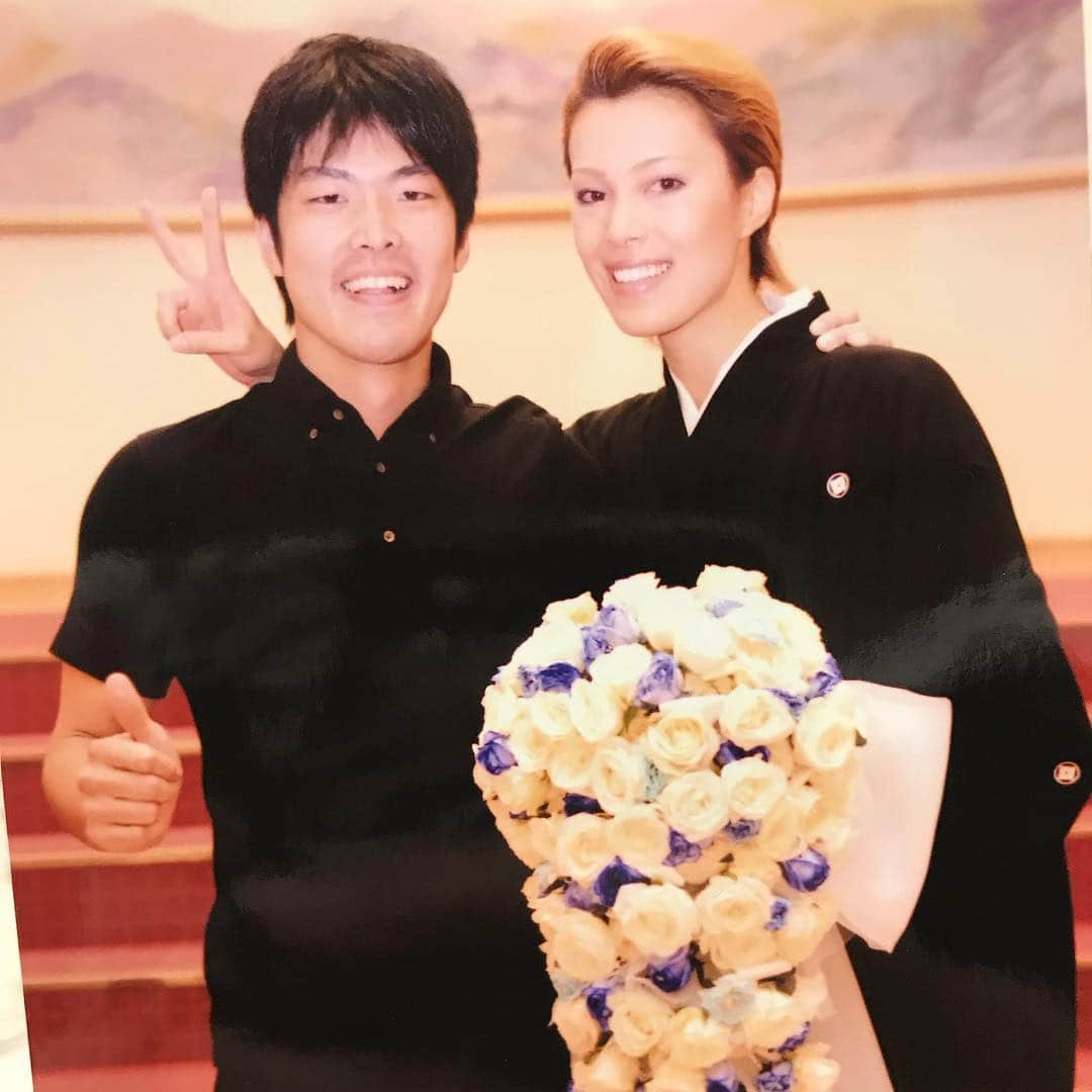 輝良まさとさんのインスタグラム写真 - (輝良まさとInstagram)「・ お昼に手帳を整理してたら懐かしの写真が‼︎ いつも手帳の中に家族の写真を何枚か持ち歩いてるのですが、その中の1枚… ・ 我が弟(°∀°) ・ 控え目でおとなしい 真面目で実直 お酒ほとんど飲めない （↑飲めたとしてもカルーアみたいなあまーいやつ。そしてすぐ赤くなる） ・ 私… 騒がしくてうるさい 破天荒おてんば お酒は飲んでる時は水 （↑次の日あぁ〜あれはお酒だったんだ〜と後悔する…笑） ・ 親には 『あんた達性格逆だったら良かったのに』 と散々言われてきました…(・ω・｀) うん、私もそう思う…笑 ・ #家族#弟#性格#真逆#記念写真#宝塚#宝塚大劇場#退団公演#千秋楽#紋付袴#緑の袴#宝塚伝統#終わった後#劇場ロビーにて#撮影#懐かしい写真#ブーケ#生花#綺麗#枯れるの悲しいから#ブリザーブドフラワー#ミニブーケ#作製#記念品#懐かしい#もうすぐ#6年」8月27日 12時59分 - kirahama0703