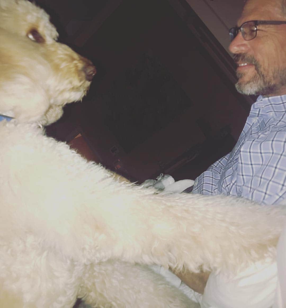 リック・ヤンシーのインスタグラム：「Happy #nationaldogday🐶 to my best (furry) friend, Max. Although he can get on my nerves, he’s always been a good boy and my writing buddy. He’s also a great conversationalist (pictured).」