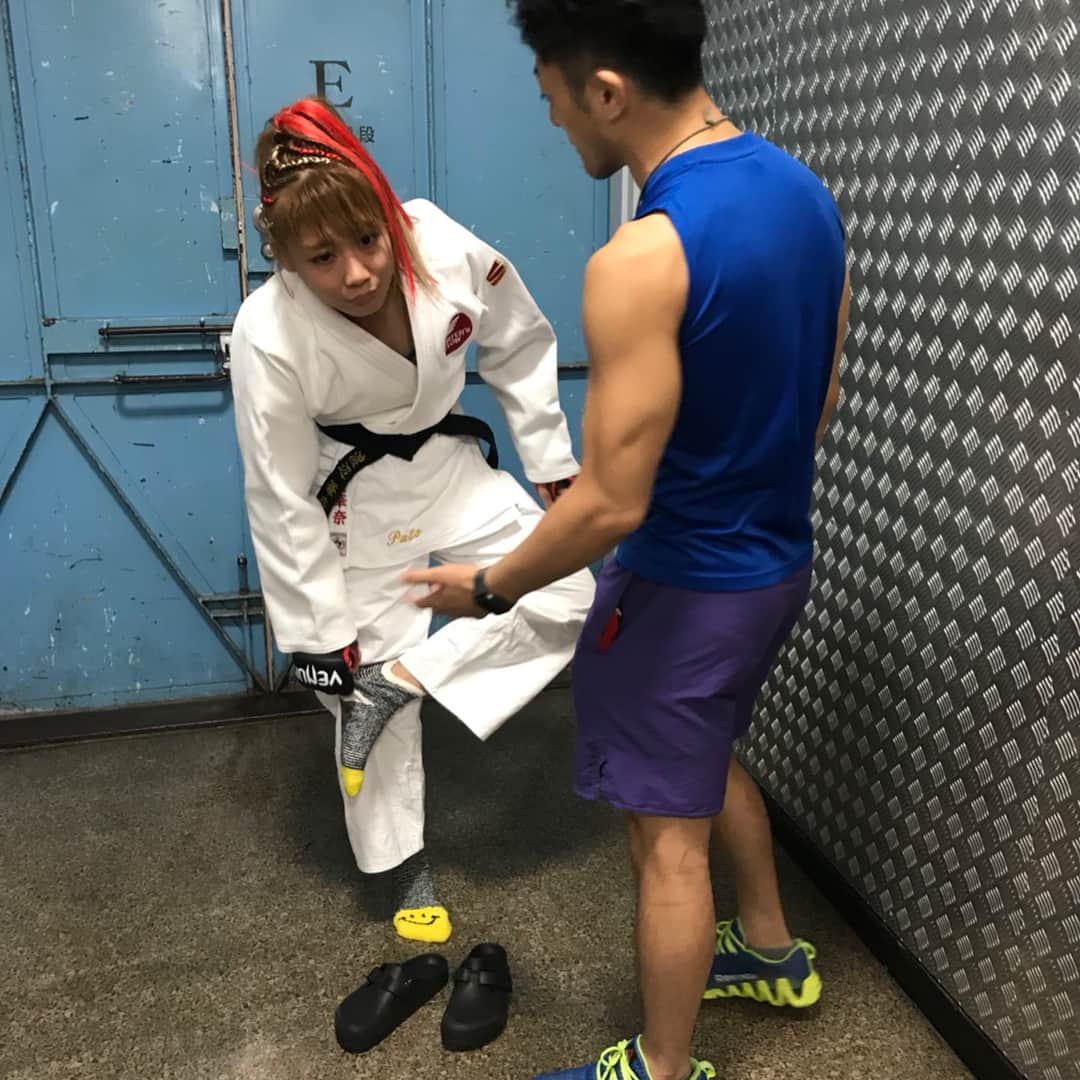 渡辺華奈さんのインスタグラム写真 - (渡辺華奈Instagram)「試合、1R一本勝ちすることができました！！ 自分の課題が見えた試合でした。 しかし、来てくれた皆様に勝ちを見せれてよかったです（＾ω＾）！！ 打撃ができないのは自分でも大いに解ってます。 一気に強くなることはできませんが、一つ一つクリアして総合格闘家になって行きたいと思います。 赤林檎選手、打撃すごかったです。 負けてもおかしくなくワンチャンスを掴むつもりで戦いました。 ありがとうございました！！ 沢山の応援が本当に力になりました！！ 今日は父の誕生日🎂！！ 試合だったから誕生日会的なのもできず、、だから絶対勝ちたかった🔥 プレゼントできて良かった^_^！ また頑張って行きます！！ #deep #deepjewels  #deep85impact  #mma #女子格闘技 #総合格闘技 #柔道 #筋肉女子 #侍ロンダラウジー」8月27日 6時08分 - kana_0821