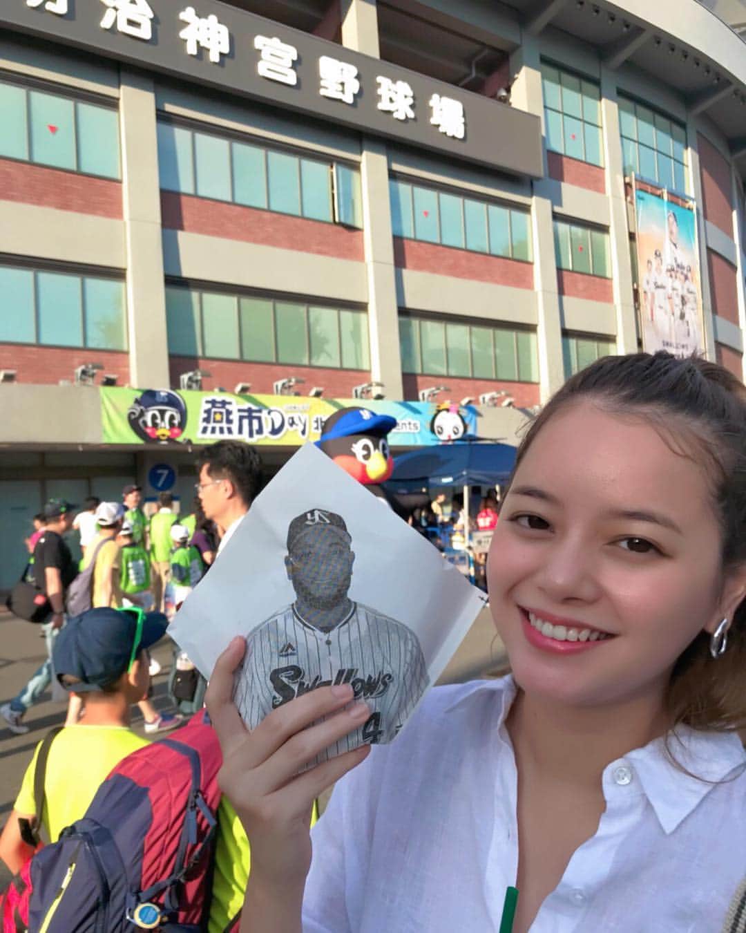 のインスタグラム：「久しぶりの神宮球場での野球観戦が、楽しすぎた⚾️❗️ マネージャーさんの娘ちゃんがチアとして出てたり(産まれた時から知ってるから、感動+可愛すぎてキュン)、バレンティン選手のホームラン(250本塁打おめでとうございます❗️)、雄平選手のファインプレーをみれたり(個人的に1番応援していた選手)、、、🤣👏💛 そして、マネージャーさんの、旦那さんが色々説明してくれながら、楽しみ方を教えてくれながらの野球観戦だったので、より楽しめました👏✨ 人生初めての野球観戦だった旦那も、凄く楽しかったみたい😆🙌 ハマりそうです😆  #野球観戦 #ヤクルトスワローズ #興奮した #また行きたいな #久しぶりの投稿」