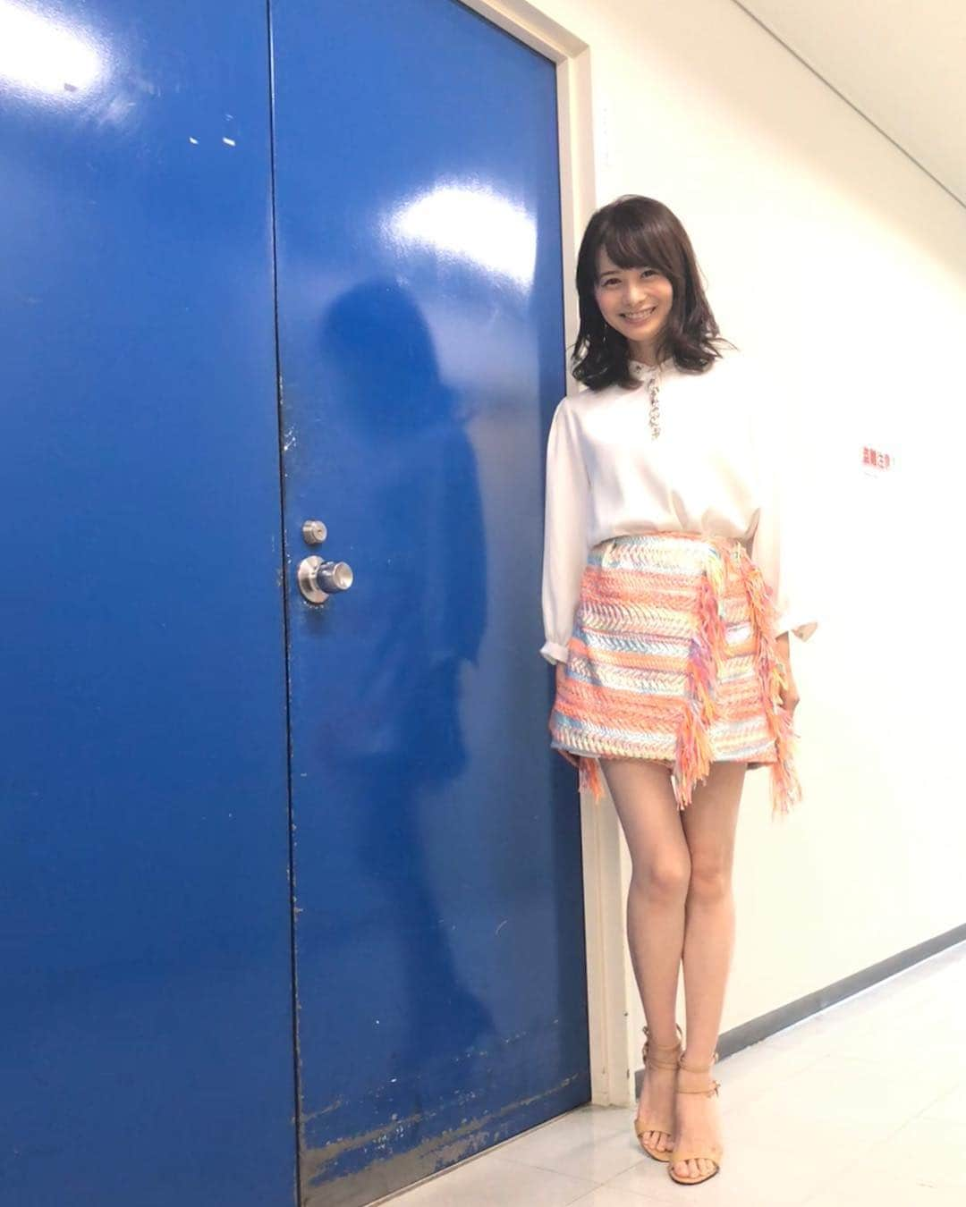 高見侑里さんのインスタグラム写真 - (高見侑里Instagram)「◡̈♥︎ 今夜22:00からの世界の村のどエライさんは、#今この日本人がスゴイ メキシコ編と、新企画”どエライ日本愛ワールドカップ”をお届けします！ 日本が大好きな外国人５人が、それぞれの分野での日本愛をアピール✧ ゲストは#アンミカ さんです☺︎ 圧倒されるほどの皆さんの日本への熱い愛、ぜひご覧ください！ * トップス&ショートパンツ…#Chesty ピアス…#STARJEWELRY サンダル…#CHARLESKEITH * #世界の村のどエライさん  #山崎育三郎 さん #千鳥 さん #村瀬哲史 先生」8月27日 9時57分 - yuri_takami_official