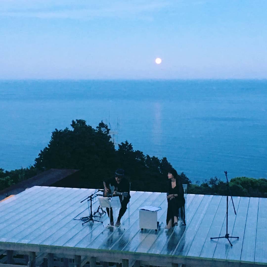 紗羅マリーさんのインスタグラム写真 - (紗羅マリーInstagram)「満月にウイスキー🌕🥃 月の色の変化を感じながら 月の光だけでライブ。 ギターは @nkgw69 さん🙋🏻‍♂️ もっと歌っていたかったなー。  4枚目の後ろ姿は 写真家であり、ここ #江の浦測候所 を作った 杉本博司さん🎑  朝陽がでるまでここにいたかった」8月27日 11時43分 - saramary12