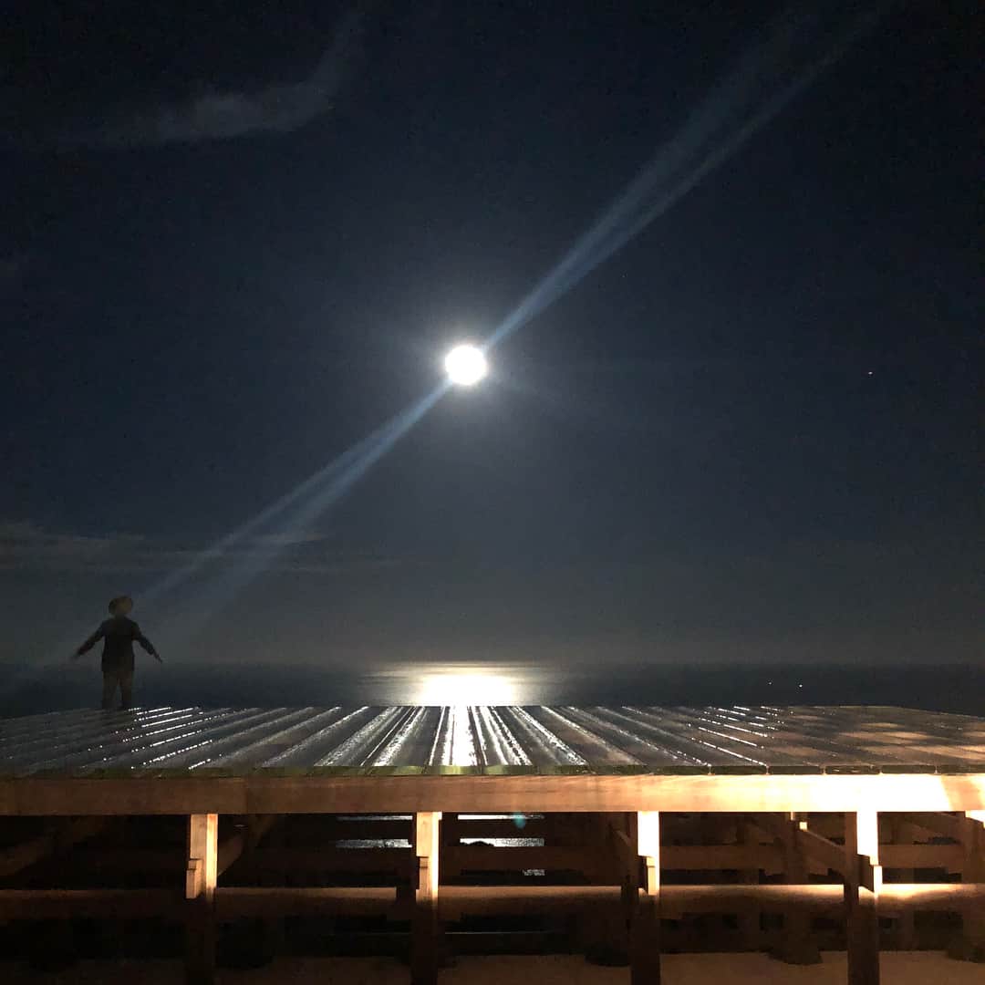 紗羅マリーさんのインスタグラム写真 - (紗羅マリーInstagram)「満月にウイスキー🌕🥃 月の色の変化を感じながら 月の光だけでライブ。 ギターは @nkgw69 さん🙋🏻‍♂️ もっと歌っていたかったなー。  4枚目の後ろ姿は 写真家であり、ここ #江の浦測候所 を作った 杉本博司さん🎑  朝陽がでるまでここにいたかった」8月27日 11時43分 - saramary12