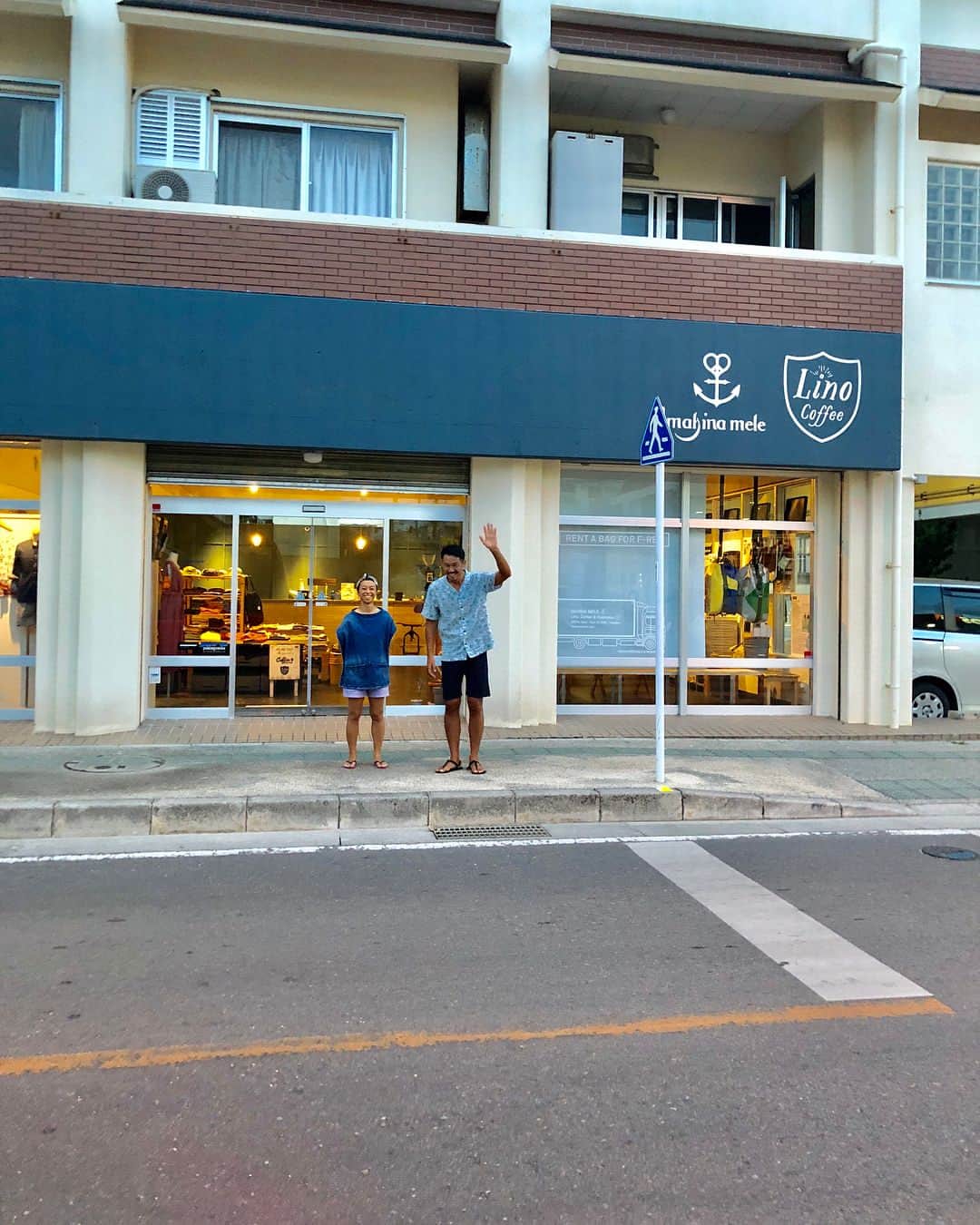 秋山具義さんのインスタグラム写真 - (秋山具義Instagram)「石垣島に来ると毎回必ず来るセレクトショップ『MAHINA MELE(マヒナメレ)』。﻿ 太郎さん、美佳さんご夫妻のセンスが詰まってる空間です。﻿ オリジナルのビーサン買ったのですが、めちゃくちゃ履き心地良い！﻿ 去年から店内にできた美味しいコーヒー『Lino Coffee & Espresso』のTシャツも買っちゃいました！﻿ https://www.mahinamele.com/﻿ ﻿ #mahinanele #マヒナメレ #石垣島セレクトショップ #石垣島コーヒー」8月3日 20時33分 - gugitter