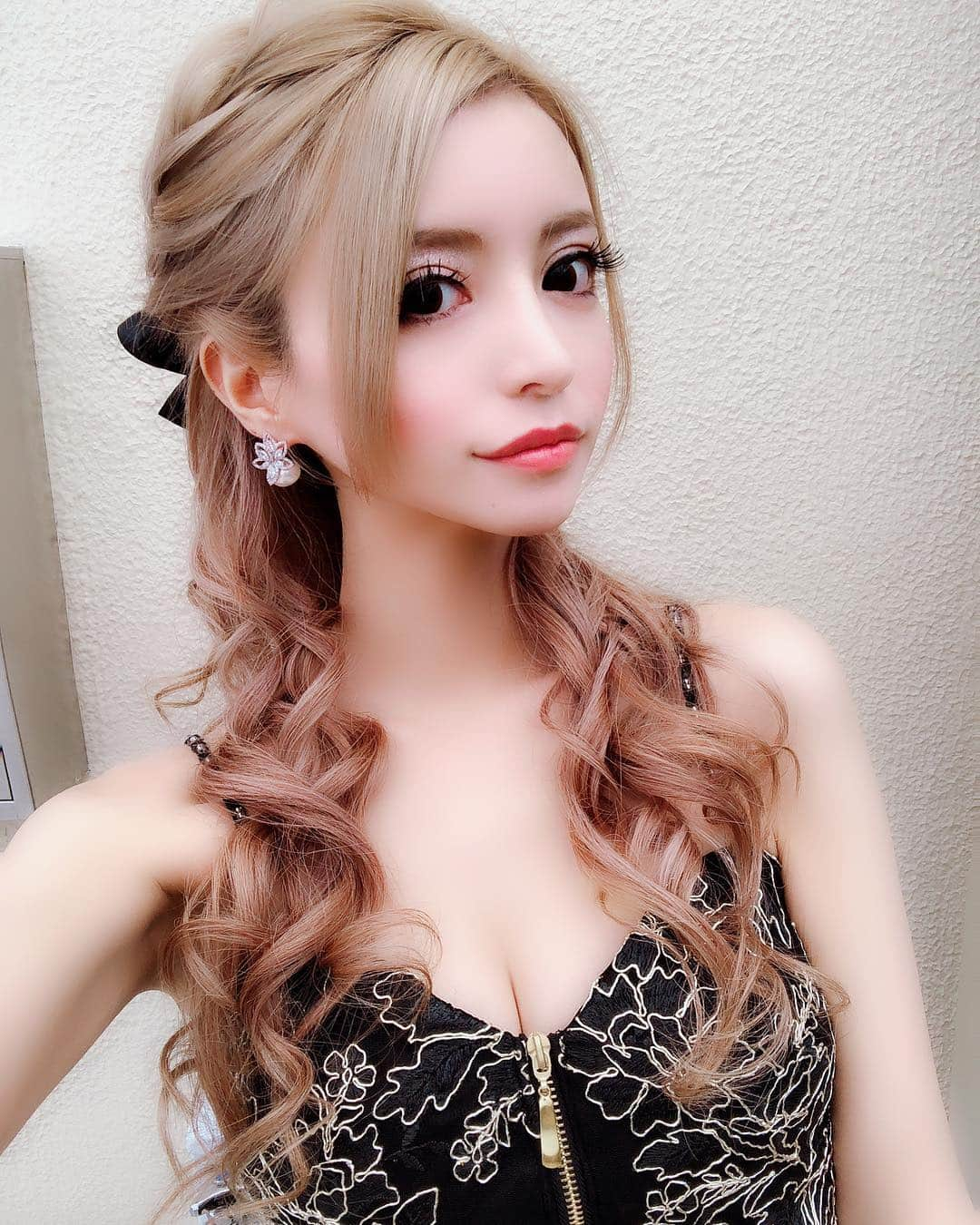 一条響さんのインスタグラム写真 - (一条響Instagram)「撮影👱🏼‍♀️ １番お気に入りドレス❤︎👗❤︎ ， ピアスも可愛い💎🌙 ， #撮影#キャバ嬢#一条響#メゾンドボーテ#新作#ドレス#ピアス#お気に入り」8月3日 19時57分 - ichijyo_hibiki