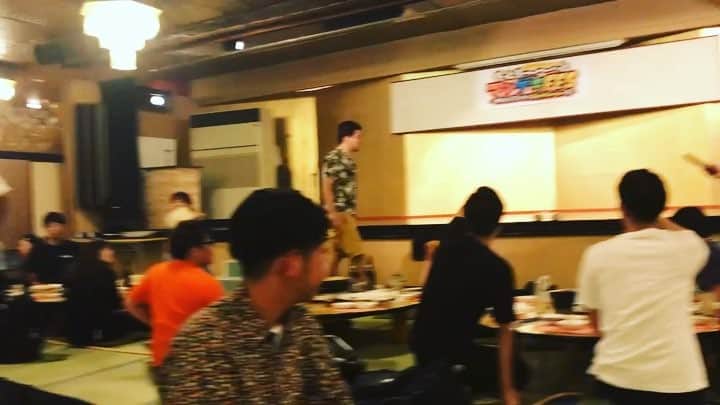 池田真一のインスタグラム：「マンゲキフェス打ち上げ第3弾 ニメートルズ欅  多分彼の人生でこんなにも人が湧いたのは初めてではないでしょうか！ そして最初で最後ではないでしょうか！ ただ歌ってるだけなのに何故かおもしろい！ @pocha_keyaki  #マンゲキフェス  #マンゲキFES  #ニメートルズ #欅」
