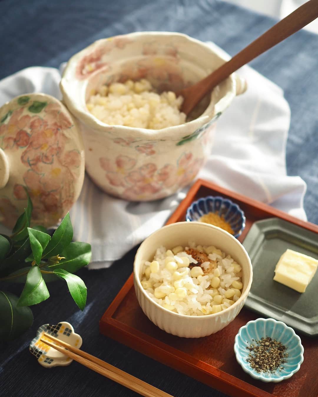 佐倉知里のインスタグラム：「. ピュアホワイトの 土鍋炊き込みご飯。 . サクラの土鍋は 母の知り合いの陶芸家さん 伊集院真理子先生の作品。 母親が私っぽいとプレゼントしてくれたもの。 さすがわかってる😂💓 . . とうもろこしご飯は 芯を入れて味を出す。 夏にしかできないまさに旬の食べ物🌽♡ . . お供は バター、あらびき胡椒 そして . カレー塩。 めっっっちゃくちゃ、合います。 カレー粉とお塩を混ぜるだけ。 これは必ず！！ぜひお試しを..♡ 何杯でもいけちゃう🤤ぺろり . . 土鍋ならではのおこげも楽しみのひとつ♡ . . ご飯は昔から #つや姫 #一筋 小粒で粒がしっかりしてて大好き。 . #ピュアホワイト #とうもろこしの土鍋ご飯 #夏のお献立 #陶芸家 #伊集院真理子 さん #工房真理子 #土鍋 #桜柄 #つや姫ラブ」