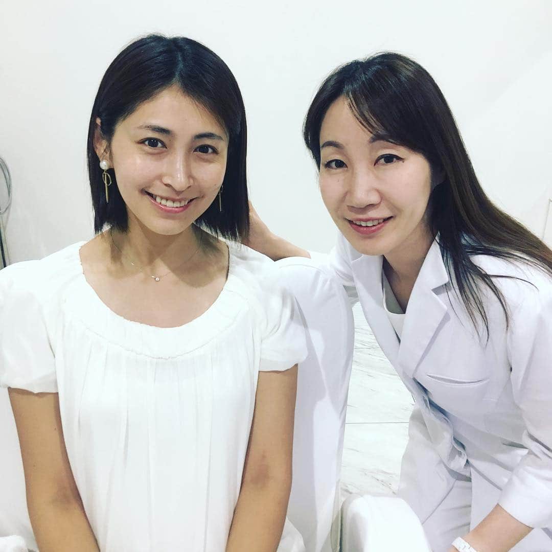 長谷部瞳のインスタグラム：「・ お世話になっている #東京ヒルズクリニック へ ・ 紫外線強すぎて肌もおつかれ💦 今回は#レーザートーニング と一緒に#ピーリング もしてもらいました❤️ ・ 肌に優しく刺激が少ないのに しっかりターンオーバー促進してくれる最新技術らしいです😍 ・ すっぴんでいられると 汗もしっかり拭けるし 日焼け止めも何度も塗りなおせて とっても楽ちん✨ ・ 杉浦先生、今回もありがとうございました😊 #美肌 #スキンケア #すっぴん #紫外線対策 #毛穴レス #新陳代謝 #ターンオーバー #化粧してません #コンシーラーのいらない肌」