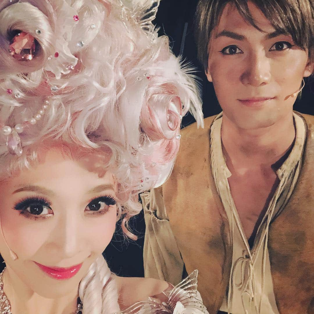 龍真咲さんのインスタグラム写真 - (龍真咲Instagram)「#1789思い出 #ロナンマズリエ #加藤和樹 さん 和樹くんとはロナンについて、まさお改めちゃんまゆについて、ラーメンについて🍜 そして、2幕が始まる前にはマリー歌チェック用の録音機にいつもあれやこれやと面白いメッセージを入れてくれていました（笑） 大型わんこの子犬みたいにおっきくて、そして優しくてやんちゃな和樹くん。お芝居ではジャンルを問わず七変化自由自在な方。尊敬しています。 優しくてかっこよくて歌って踊れて演じれるサイコーな和樹くんは今日からlive tour#GIG が始まります！ わたしも観るの、楽しみにしてまーす✨✨✨ 助けてくれたお礼だっ💪」8月3日 13時50分 - masaki_ryu