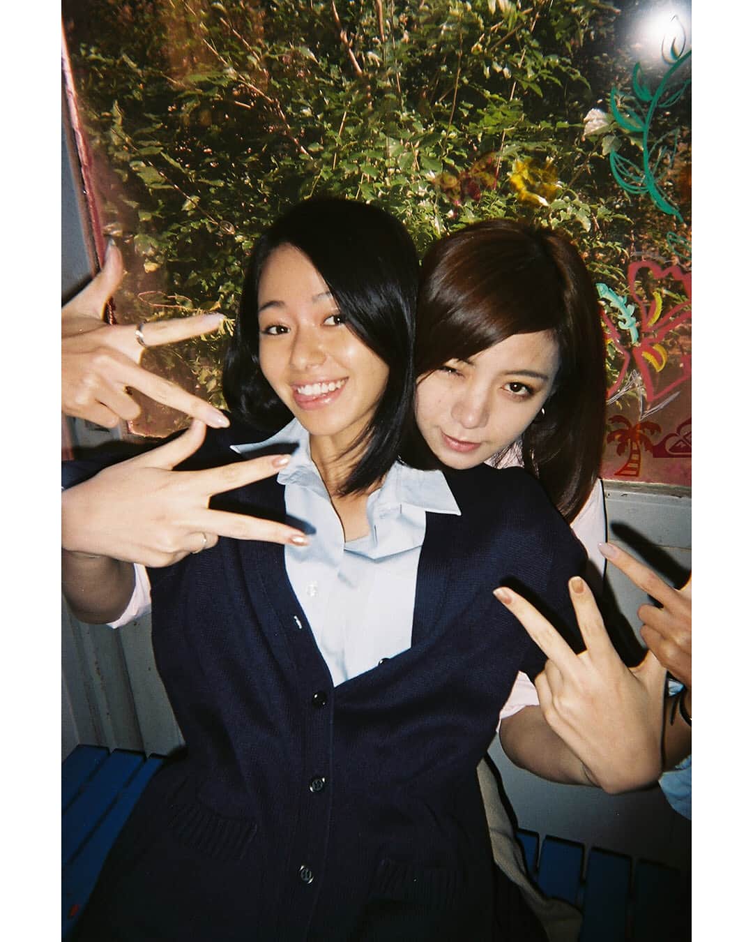 のインスタグラム：「. 🌺今日の写ルンです なかよし⤴ . #bff #パねぇ #超MD #今日の写ルンです #写ルンです #フィルム普及委員会 #写ルンですのある生活 #90年代 #1990s #90s #1990 #懐かしい #filmphoto #omoidefilm #池田エライザ #山本舞香 #映画SUNNY　#SUNNY #映画サニー #サニー  #強い気持ち強い愛」