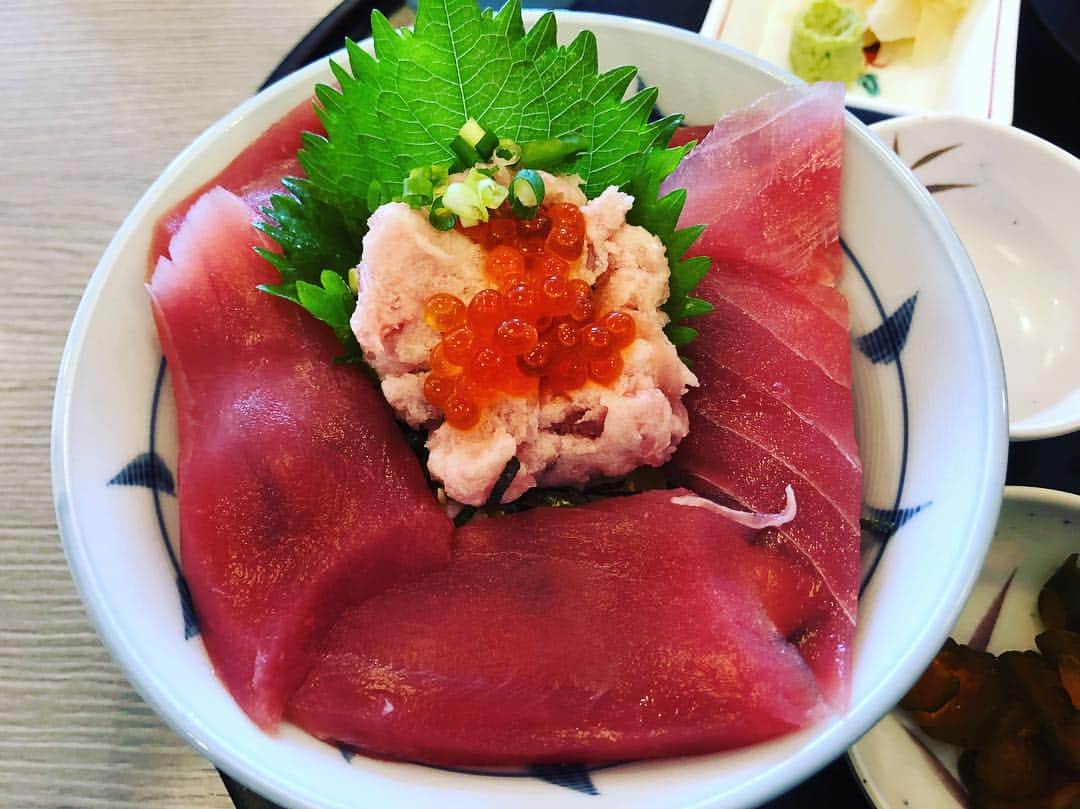 しごとなでしこのインスタグラム：「今日も暑いですね💦 こんな日は、海鮮が食べたくなります！ #暑い #暑すぎる #マグロ丼 #まぐろ丼 #マグロ #まぐろ #海鮮 #かいせん #お昼 #お昼ご飯 #おひるごはん #らんち #ランチ #しごとなでしこ」
