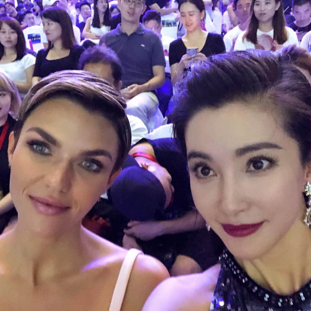 リー・ビンビン（Li Bingbing）のインスタグラム：「😘😘😘 Taking selfies with one of the coolest girls I’ve ever met.@rubyrose #themeg #libingbing #selfie #rubyrose」