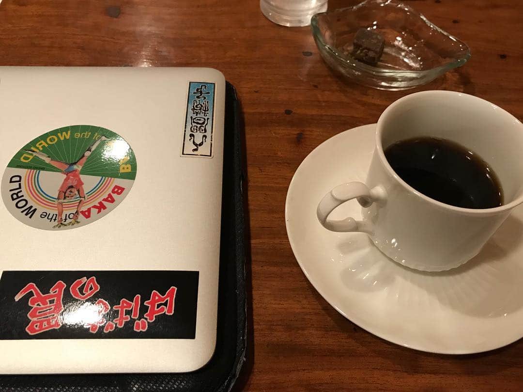 じろうさんのインスタグラム写真 - (じろうInstagram)「喫茶店のおばあちゃんがコーヒーの飲み方丁寧に教えてくれた。ばばあの罠のステッカー貼ってあるパソコン開くの気まずい。」8月3日 16時29分 - sissonne_jiro