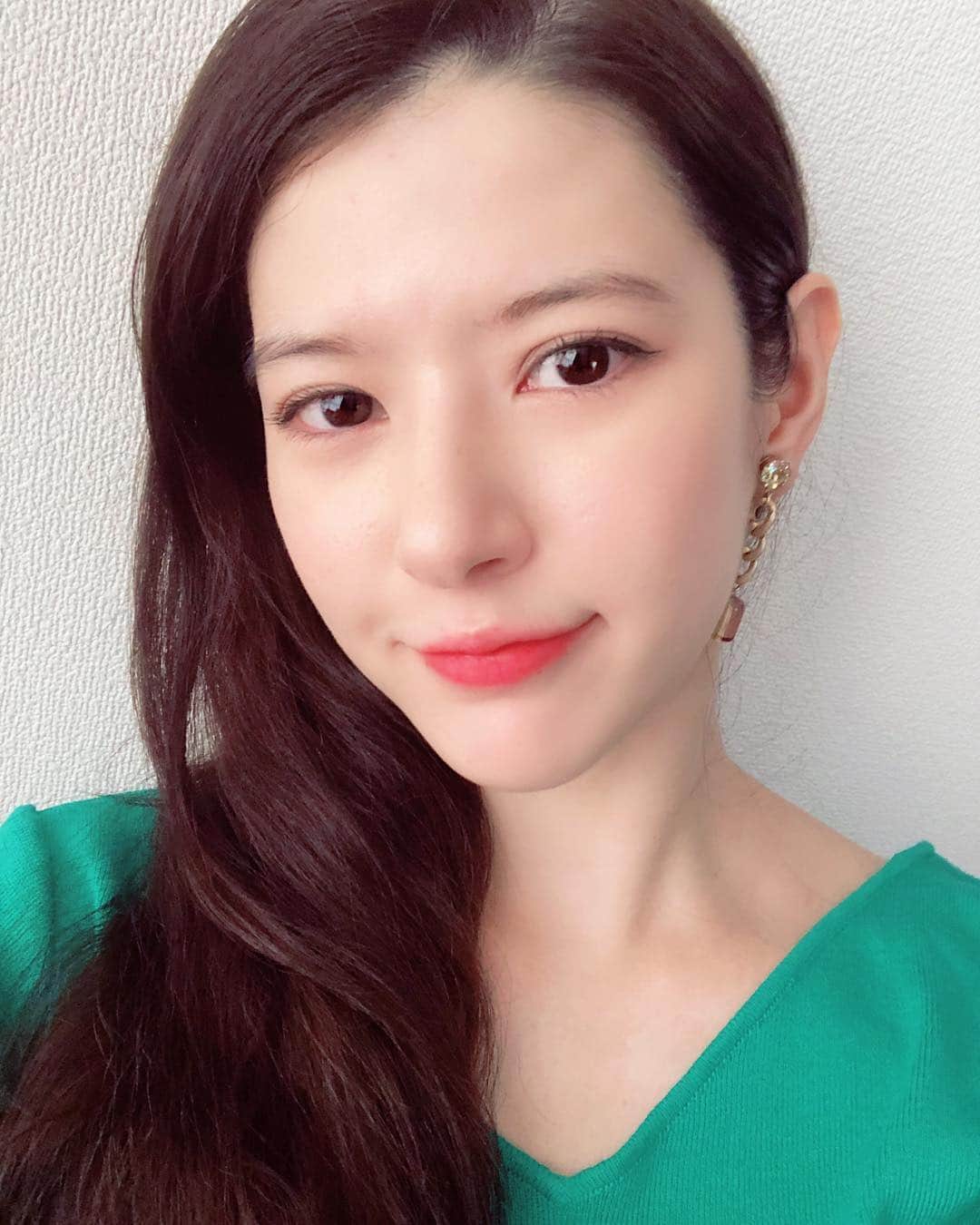のインスタグラム：「最近購入したシュウウエムラさんの新発売のリップが可愛くてとても良い色でした❣️ くすんだオレンジだけど透明感出してくれてお気に入りです☺️ #shuuemura #shuリップ #ルージュアンリミテッド  #makeup #夏コスメ #iphone8」