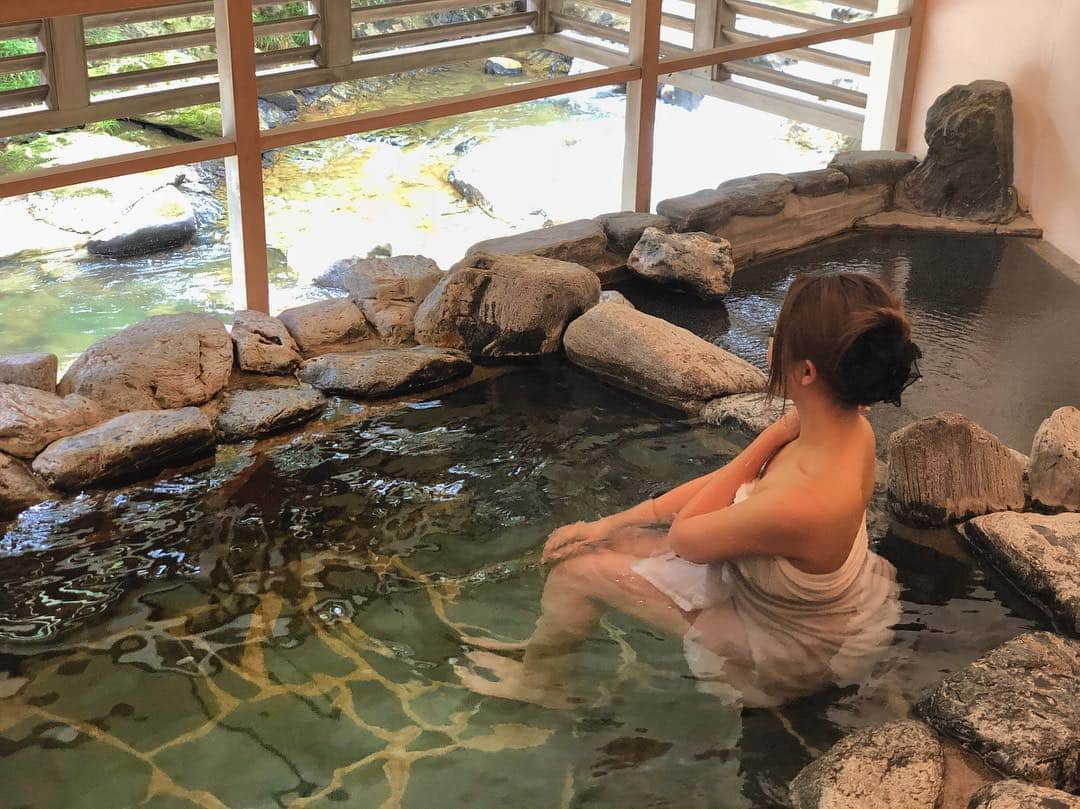 のインスタグラム：「夏の温泉は暑い\(°Д° )/﻿ ﻿ ﻿ #onsen#job#shooting#model #webmodel#report#naturalbeauty  #happy#instagood#like4like#swag #tagsforlikes#温泉#夏温泉#暑い #肌すべすべ#温泉効果#自然 #露天風呂#入浴シーン#モデル#撮影 #ポートレート#タビジョ」