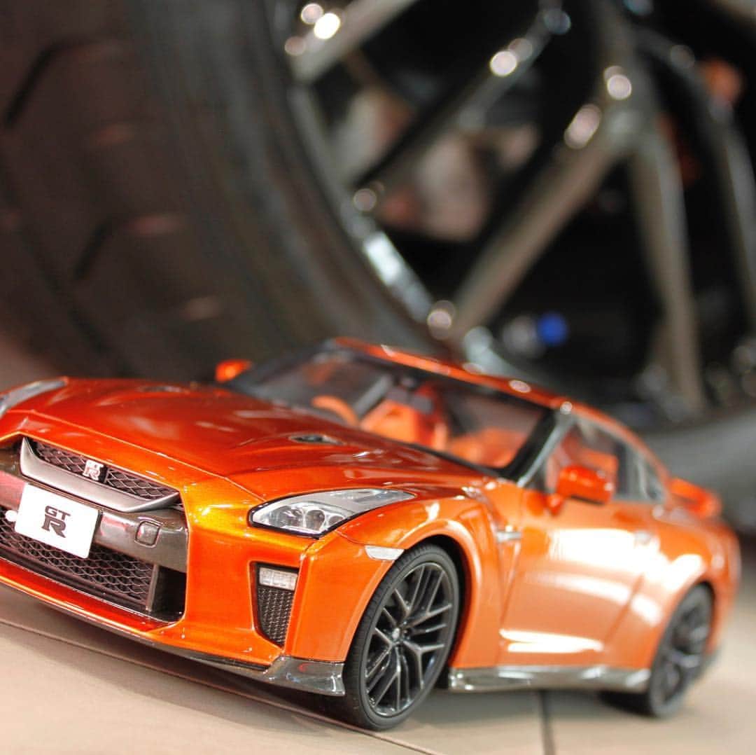 のインスタグラム：「1:18 Resin Model NISSAN GT-R #kyosho #nissan #gtr #gtr35 #nissangtr #gtrlife #r35 #gt3 #carlife #carcollection #motorsport #motorsports #collection #carmodel  #ミニカー #京商 #sgt #nismo #luxurylifestyle #motorsport #luxurycar #luxurydesign #gtr #japancar #stance #stancenation #日産 #日産グローバル本社ギャラリー  www.kyosho.com」