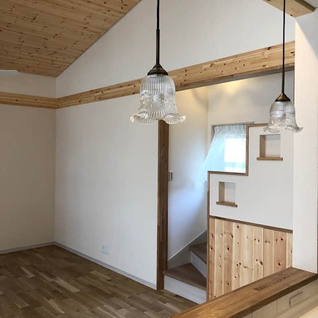 新進建設さんのインスタグラム写真 - (新進建設Instagram)「#リビング から#キッチン を眺めます。 #パイン材 の#腰壁 、キッチンの背面上部には#飾り棚 を取りつけ暖かみをプラス。  #注文住宅 #神奈川 #新進建設 #インテリア #ヨーロピアン #スタイリッシュ #マイホーム #リビングルーム #interior #architecture #livingroom #living #kitchen #european #stylish #myhome #myhouse」8月3日 17時30分 - shinshinhomes